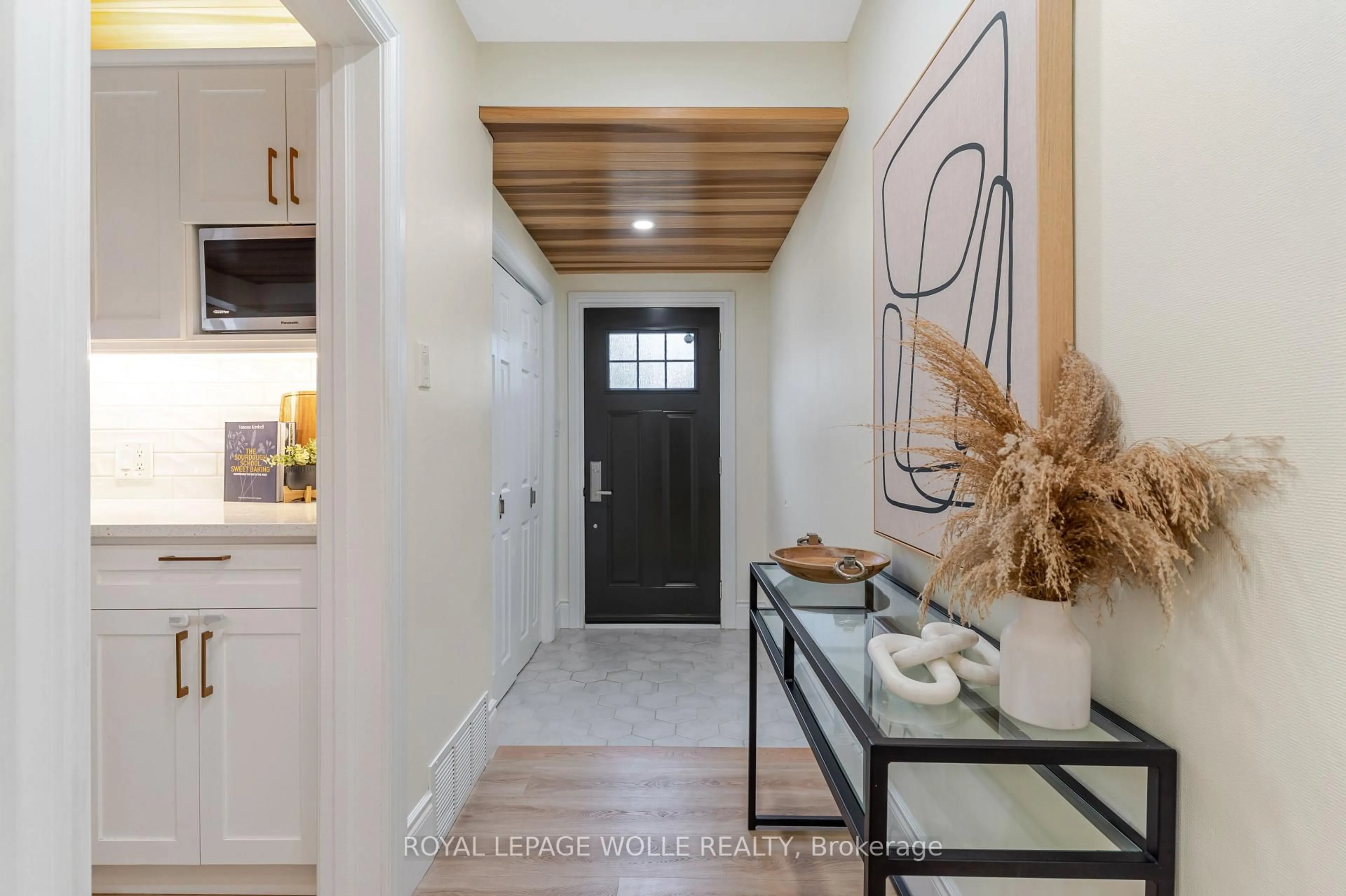 Indoor entryway for 226 Forsyth Dr, Waterloo Ontario N2L 1A5