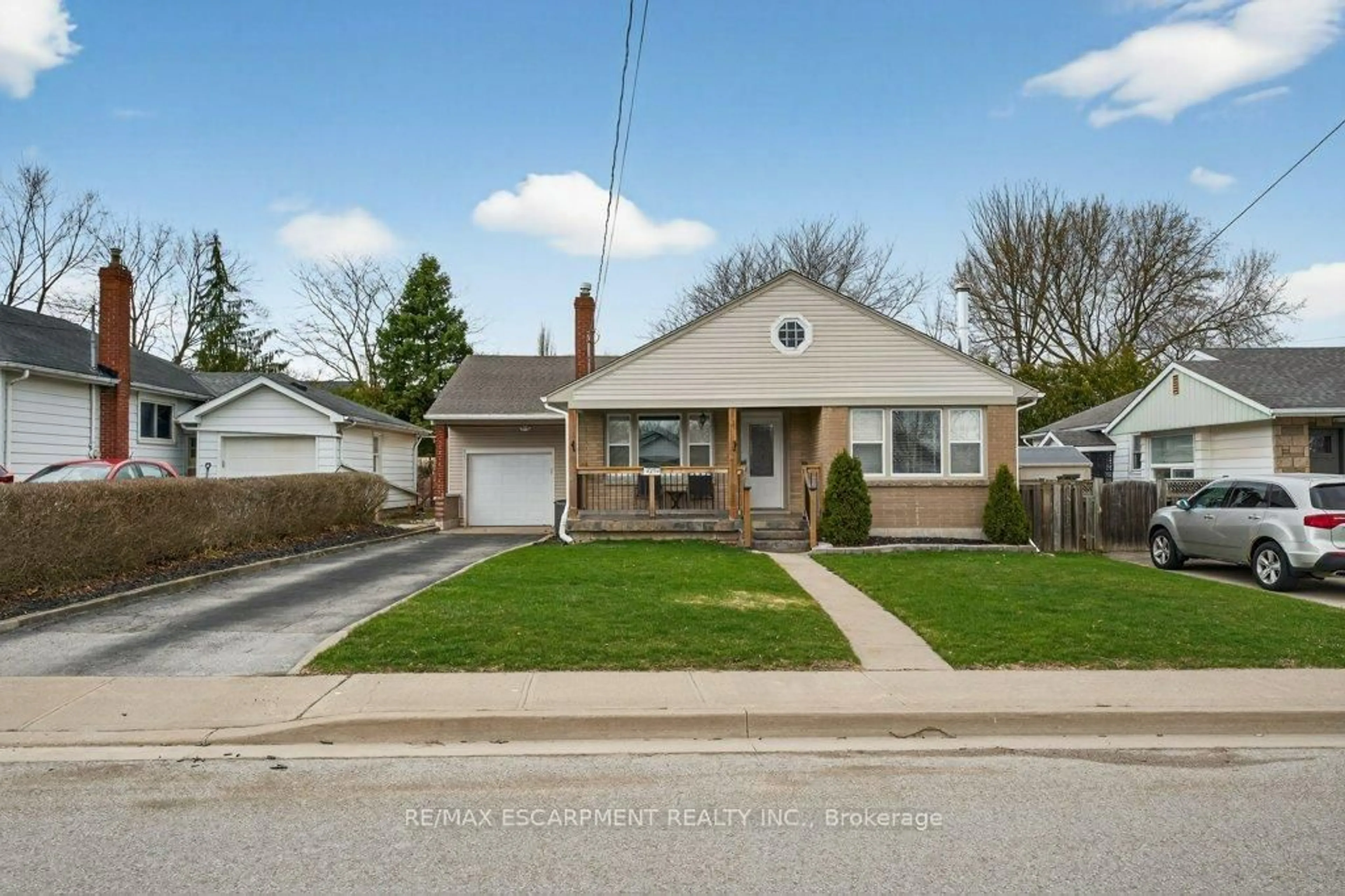 Home with brick exterior material, street for 4254 Crescent Ave, Lincoln Ontario L3J 0H4