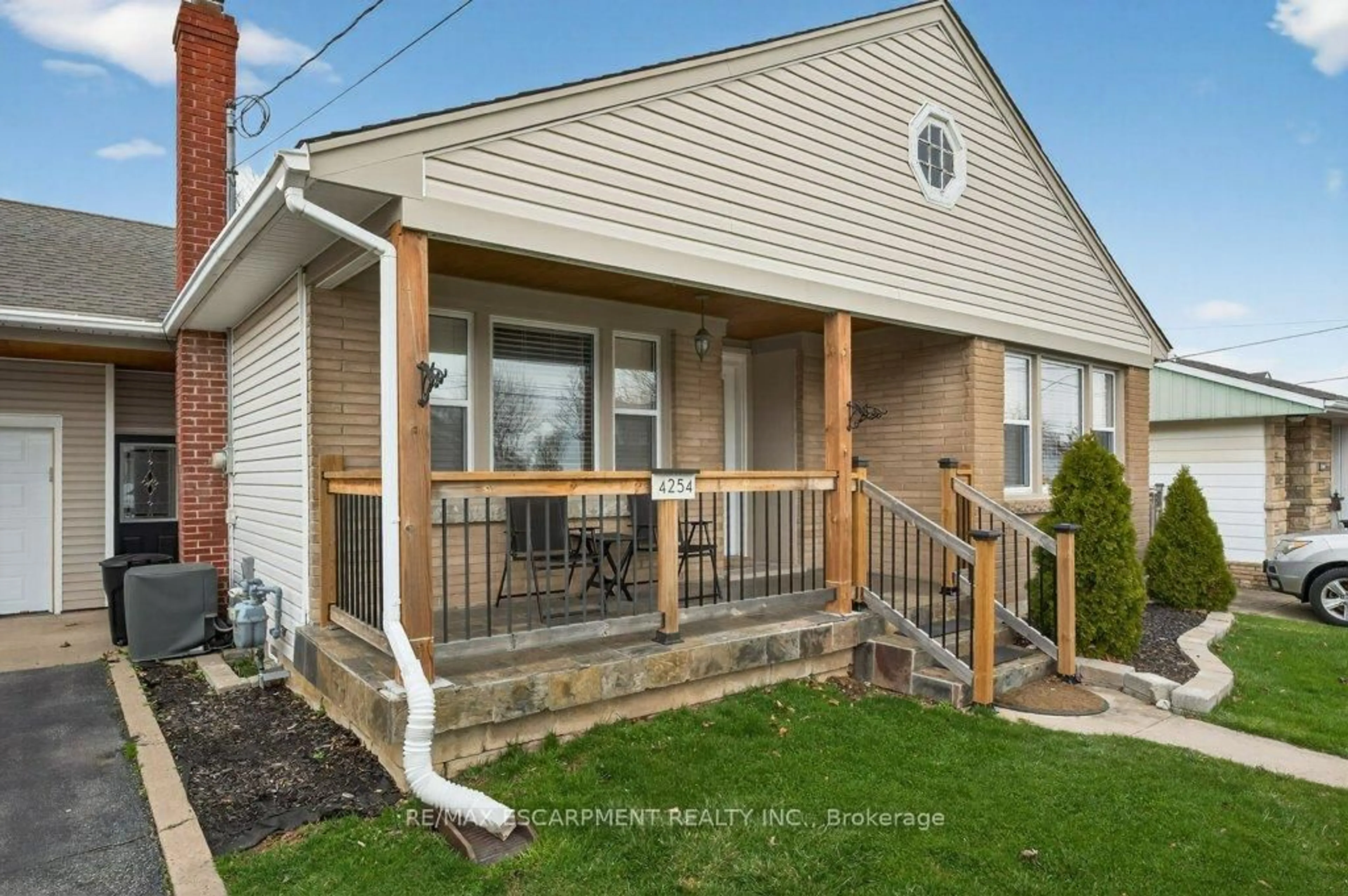 Home with vinyl exterior material, street for 4254 Crescent Ave, Lincoln Ontario L3J 0H4