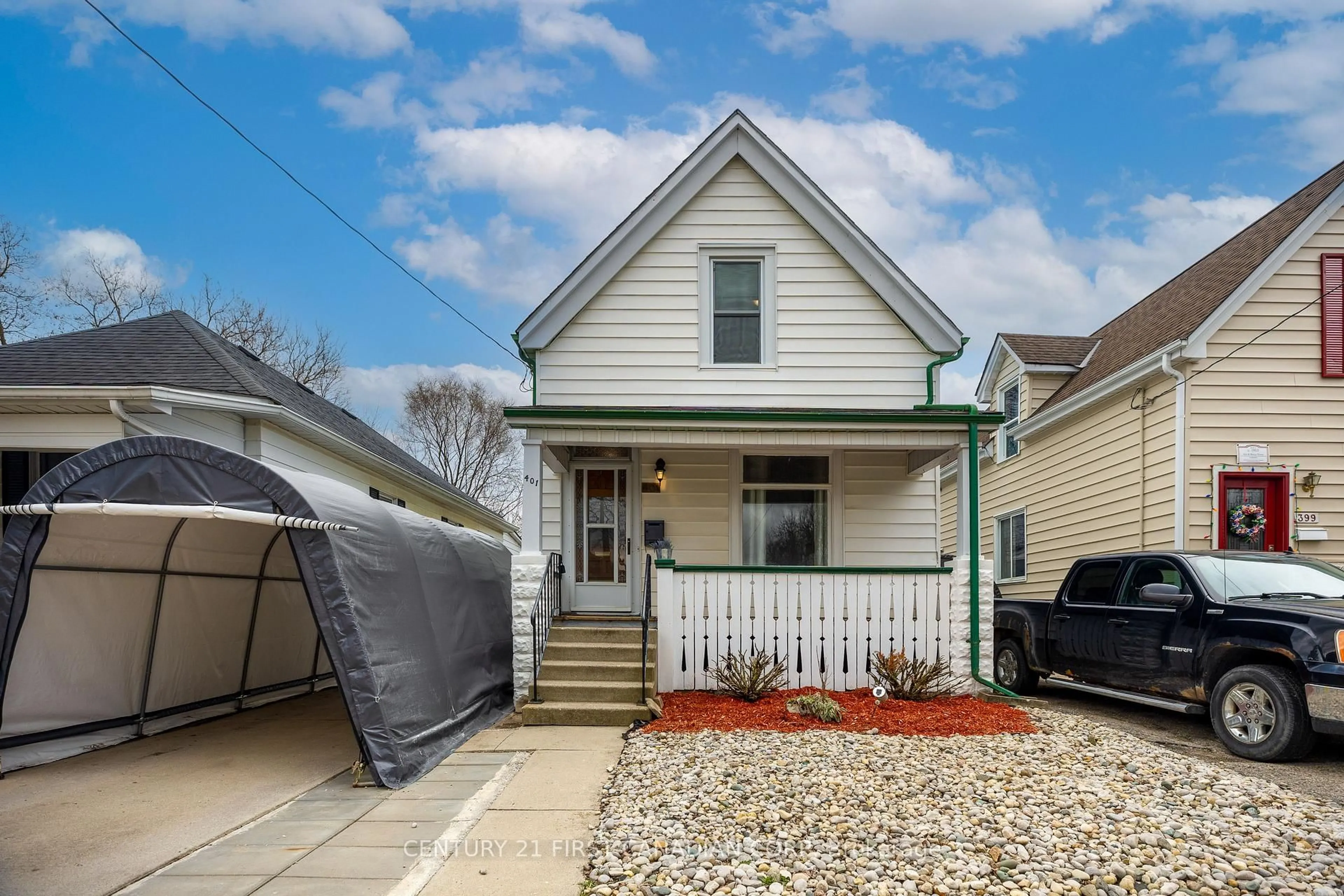 Home with vinyl exterior material, street for 401 Salisbury St, London East Ontario N5Y 3B3