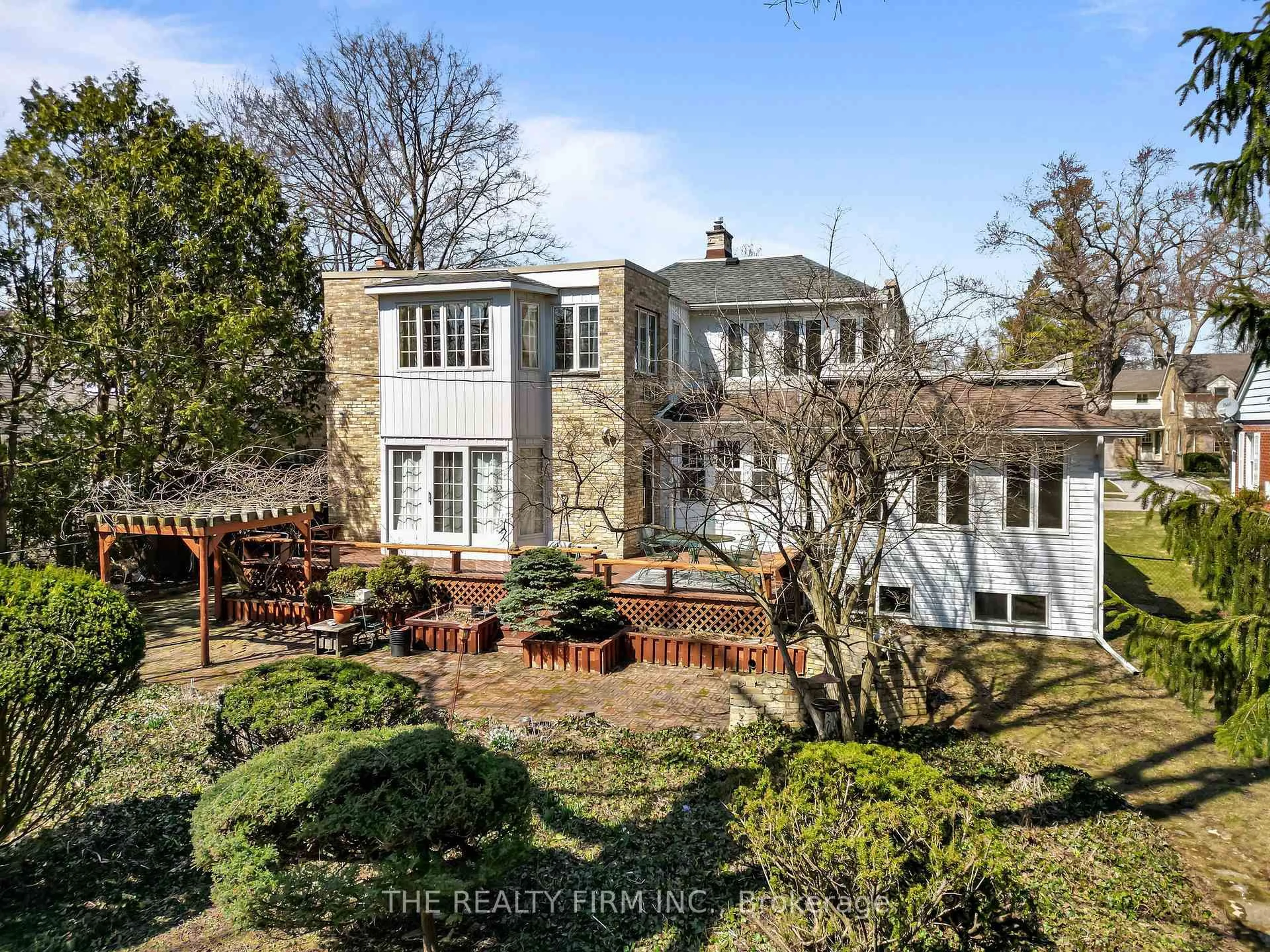 A pic from outside/outdoor area/front of a property/back of a property/a pic from drone, unknown for 15 Mayfair Dr, London East Ontario N6A 2M7