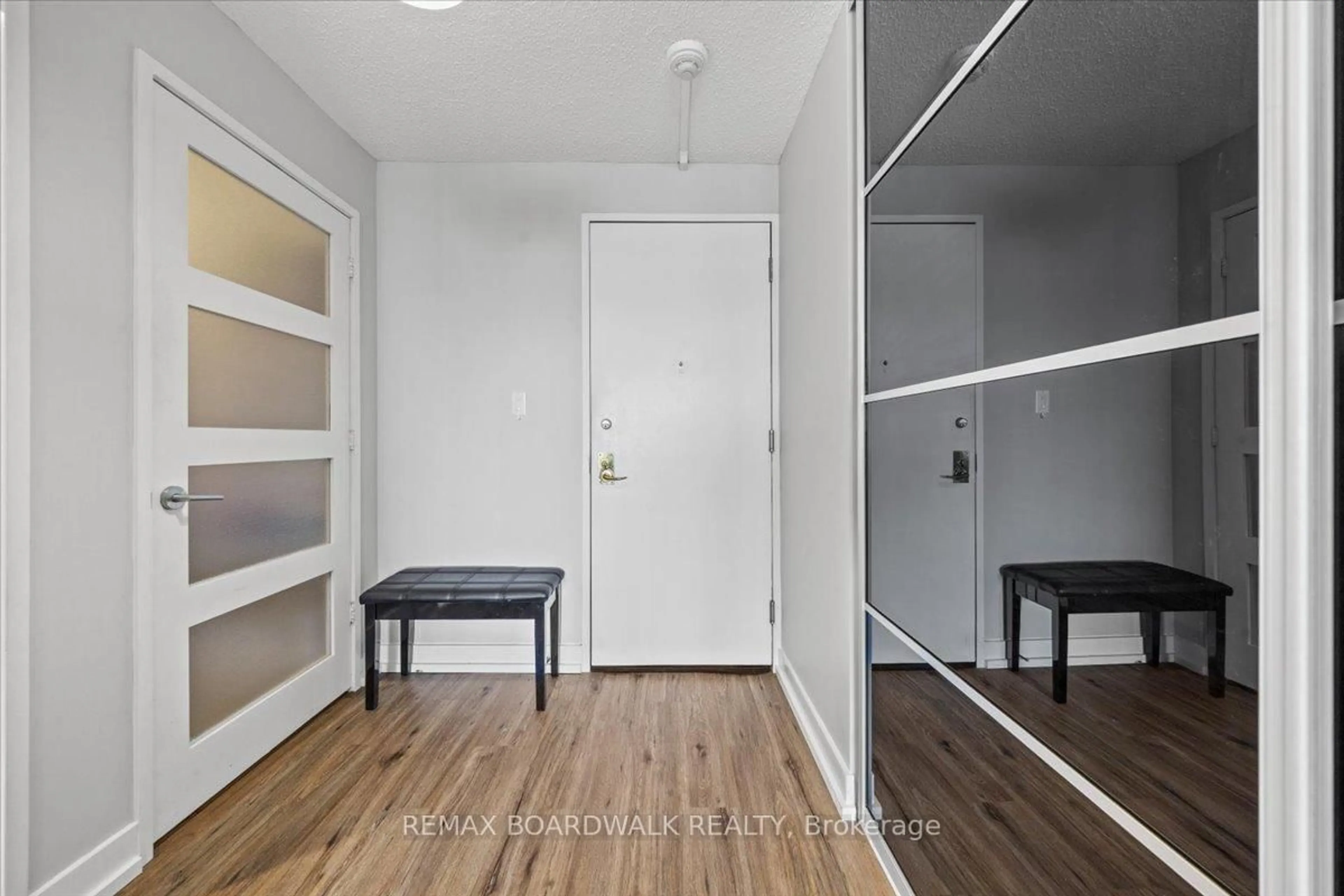 Indoor entryway for 505 St Laurent Blvd #804, Ottawa Ontario K1K 3X4