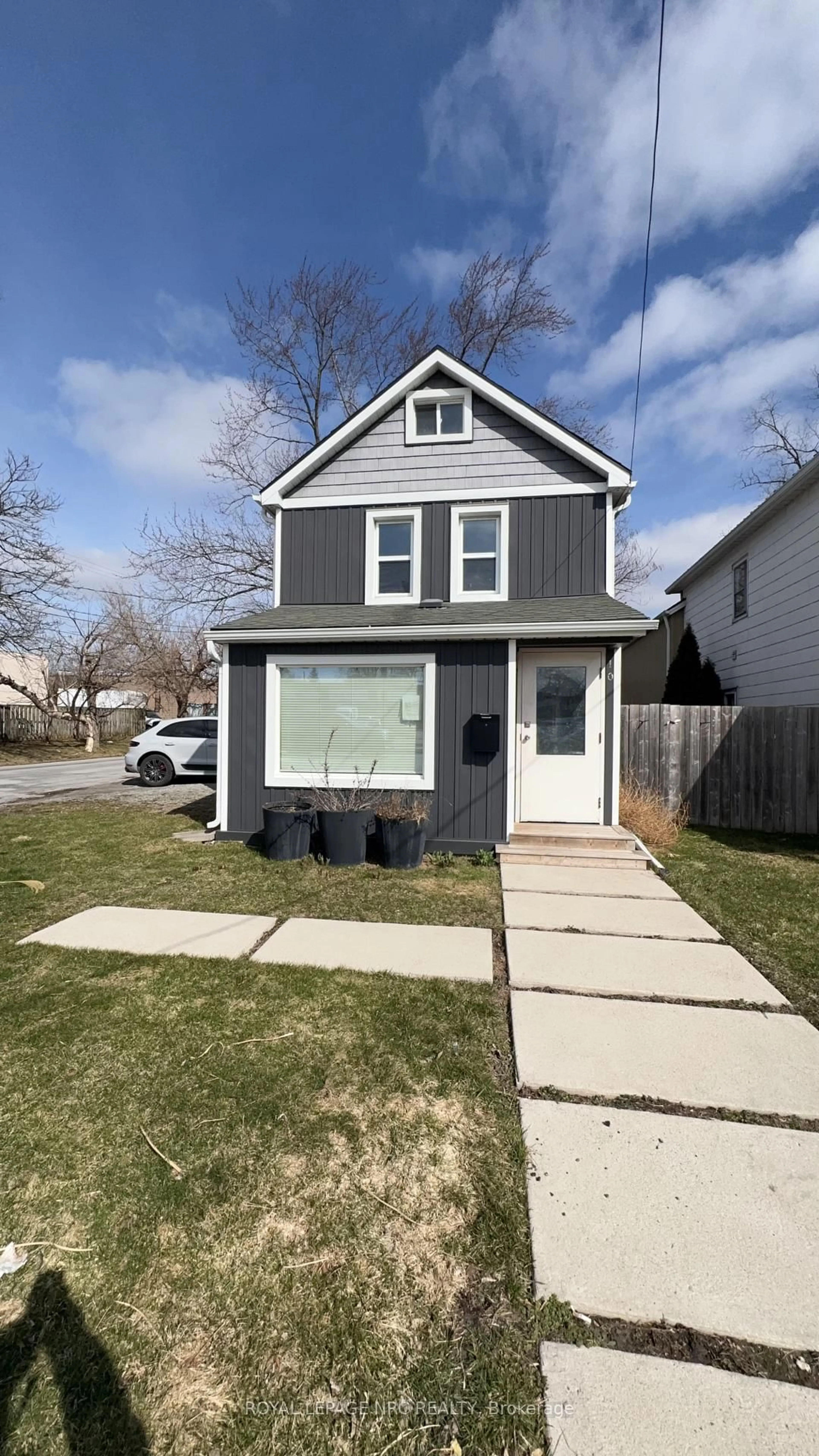 Home with vinyl exterior material, street for 10 Thorold Rd, Welland Ontario L3C 3T2