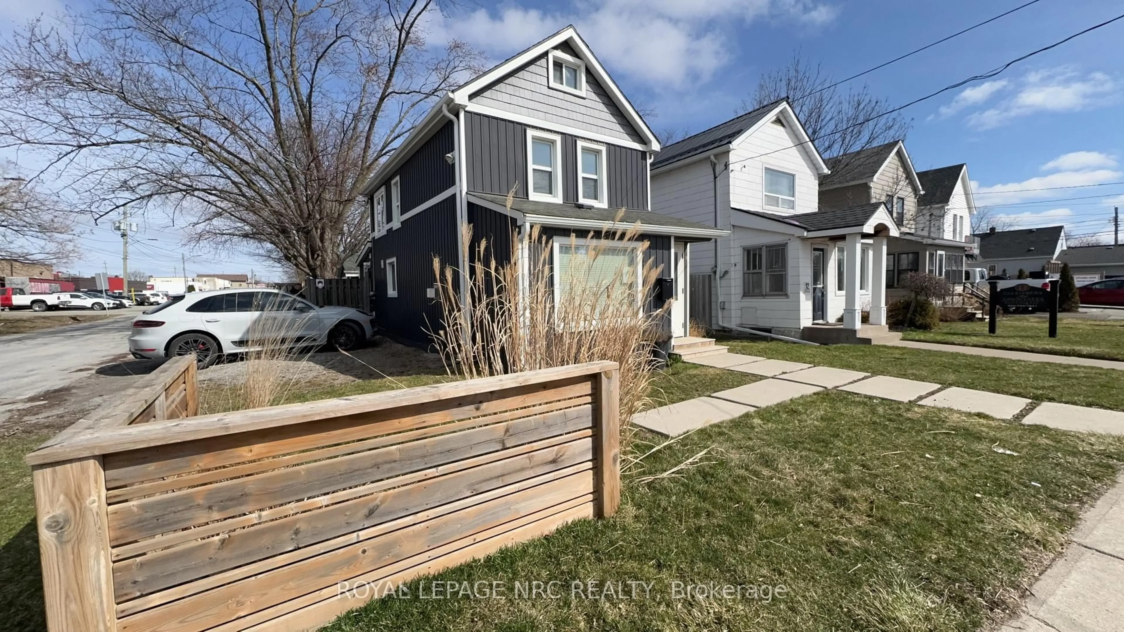 Home with vinyl exterior material, street for 10 Thorold Rd, Welland Ontario L3C 3T2