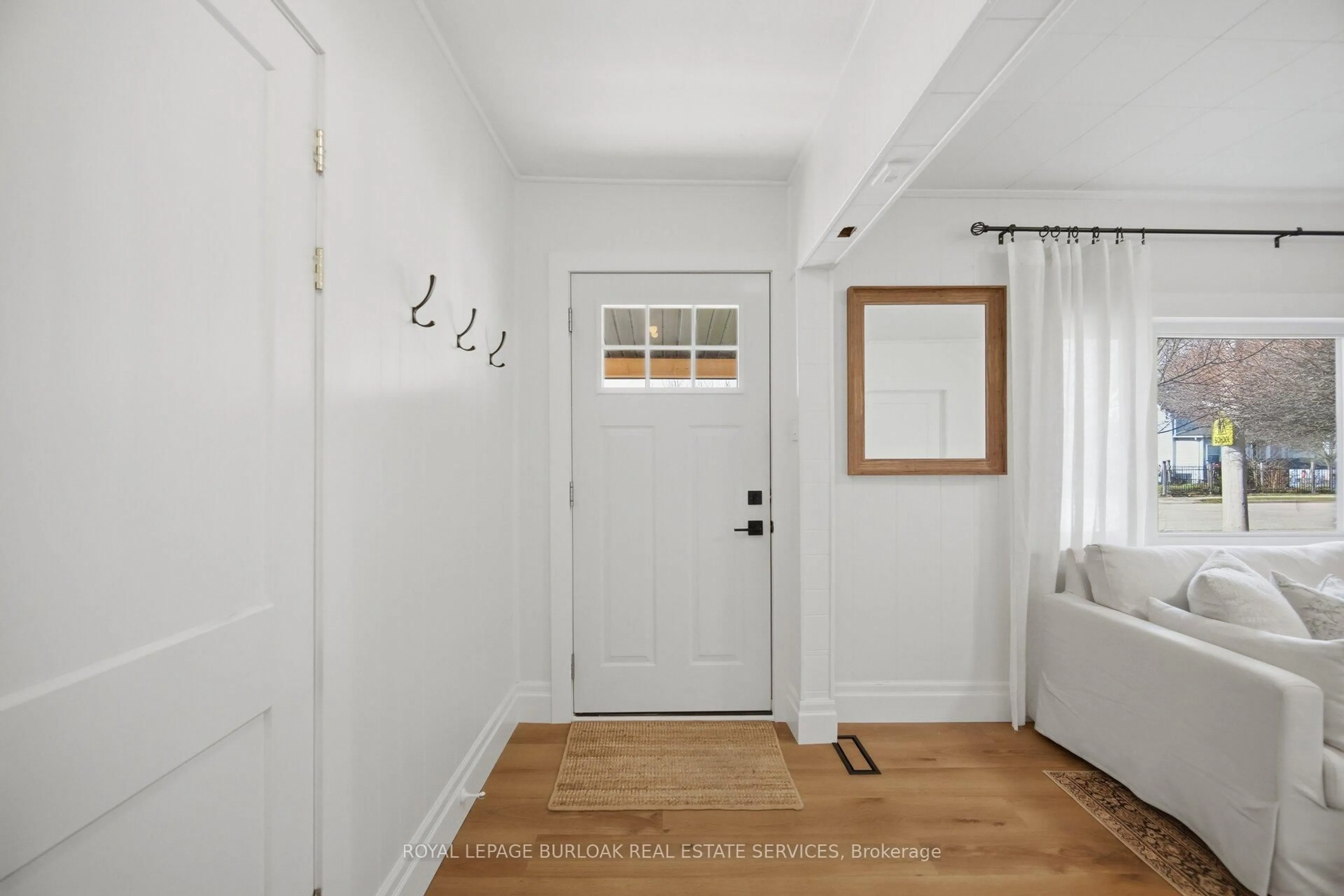 Indoor entryway for 117 Norfolk Ave, Cambridge Ontario N1R 3V1