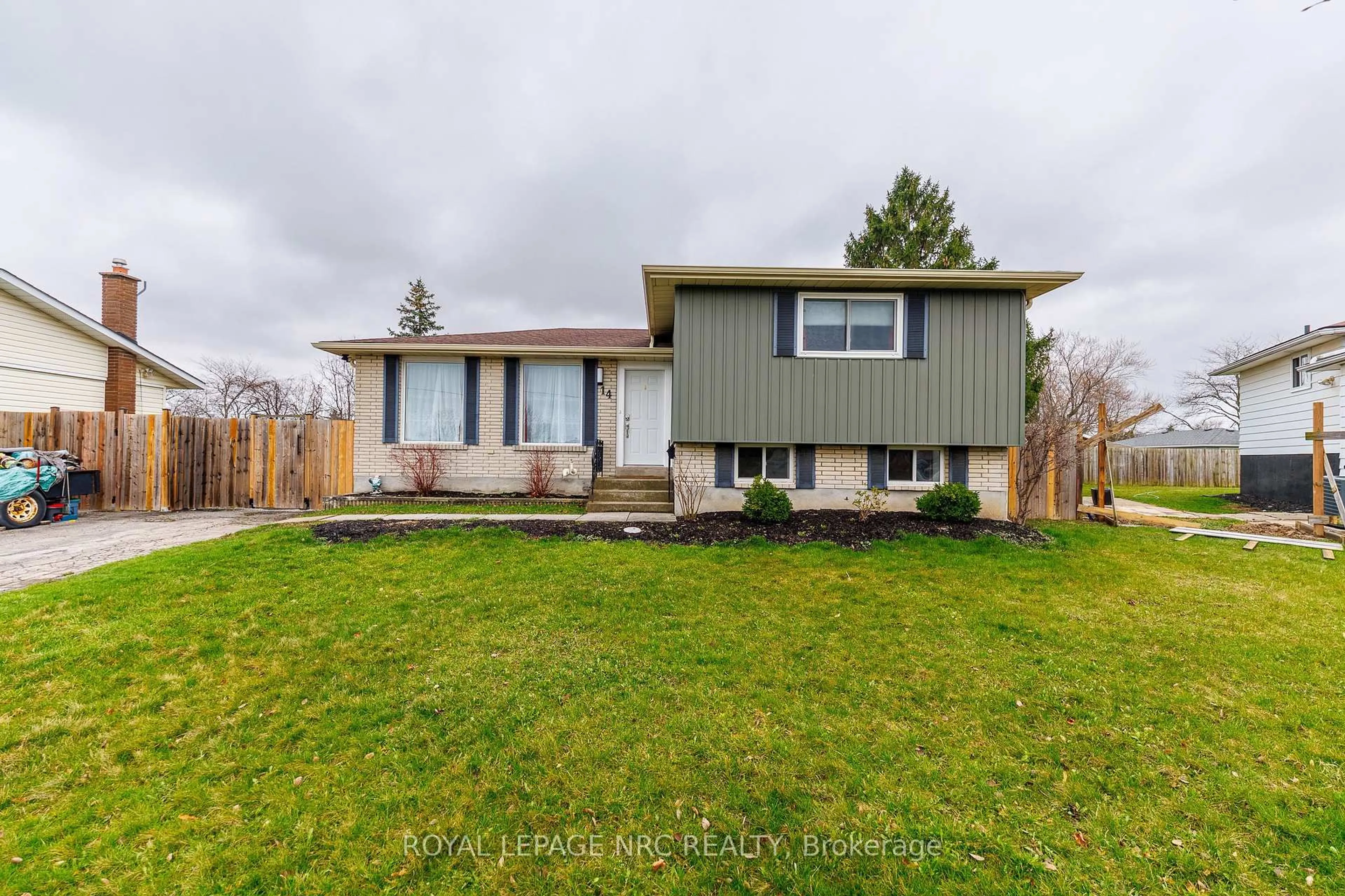 A pic from outside/outdoor area/front of a property/back of a property/a pic from drone, street for 14 Roxborough Crt, St. Catharines Ontario L2M 6E3