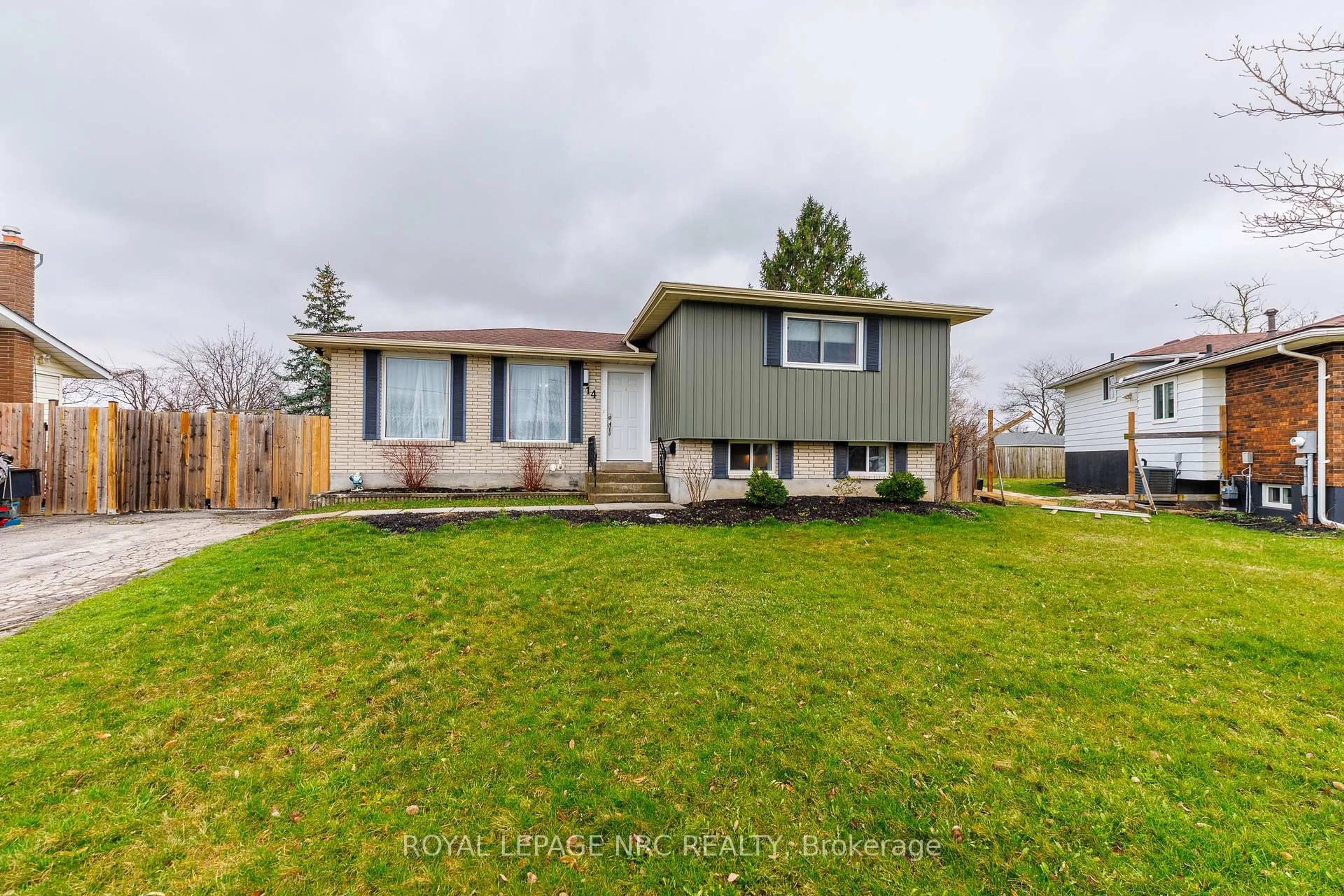 Home with vinyl exterior material, street for 14 Roxborough Crt, St. Catharines Ontario L2M 6E3