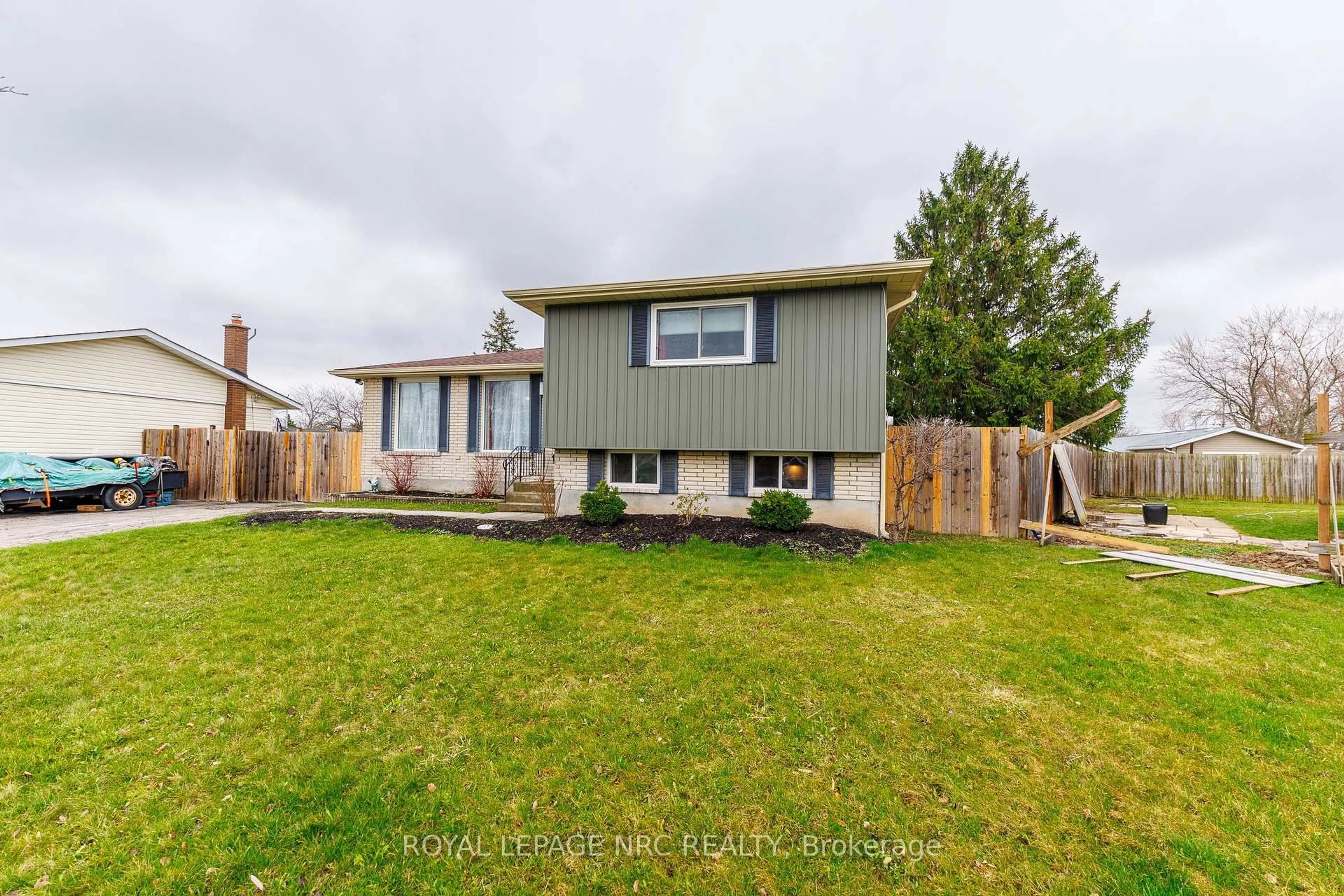 Home with vinyl exterior material, street for 14 Roxborough Crt, St. Catharines Ontario L2M 6E3