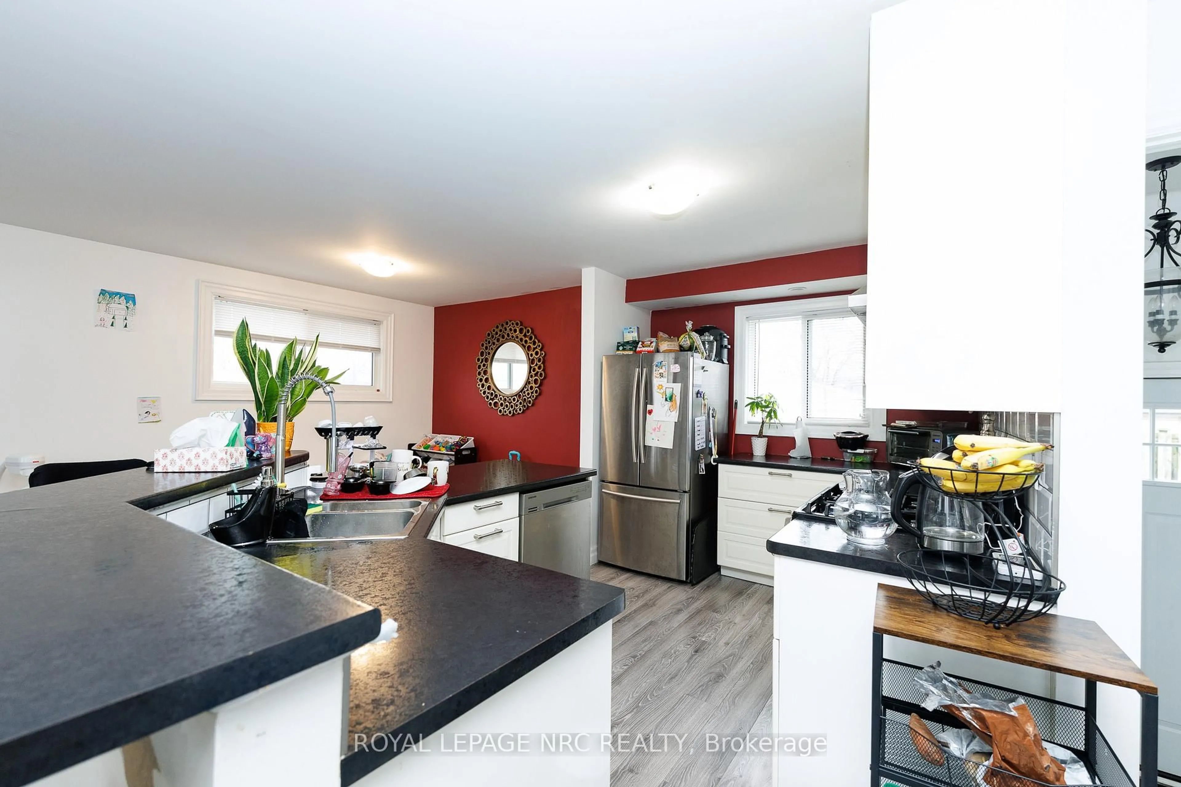 Contemporary kitchen, unknown for 14 Roxborough Crt, St. Catharines Ontario L2M 6E3