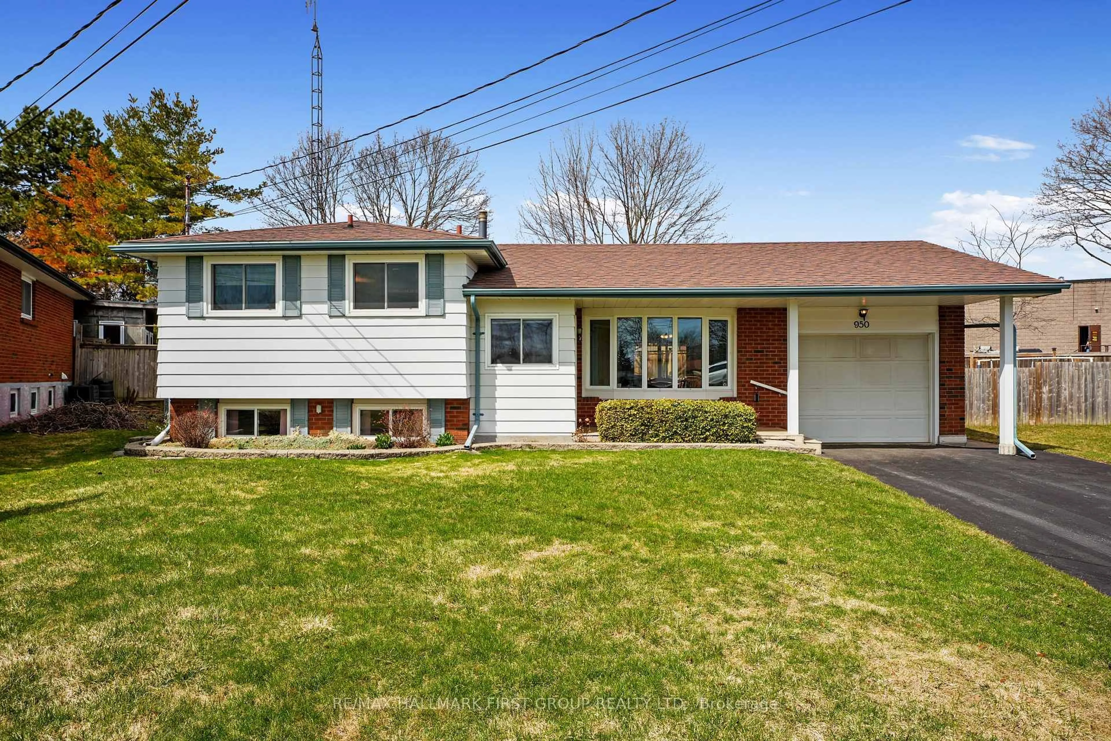 Home with vinyl exterior material, street for 950 Curtis Cres, Cobourg Ontario K9A 2W1