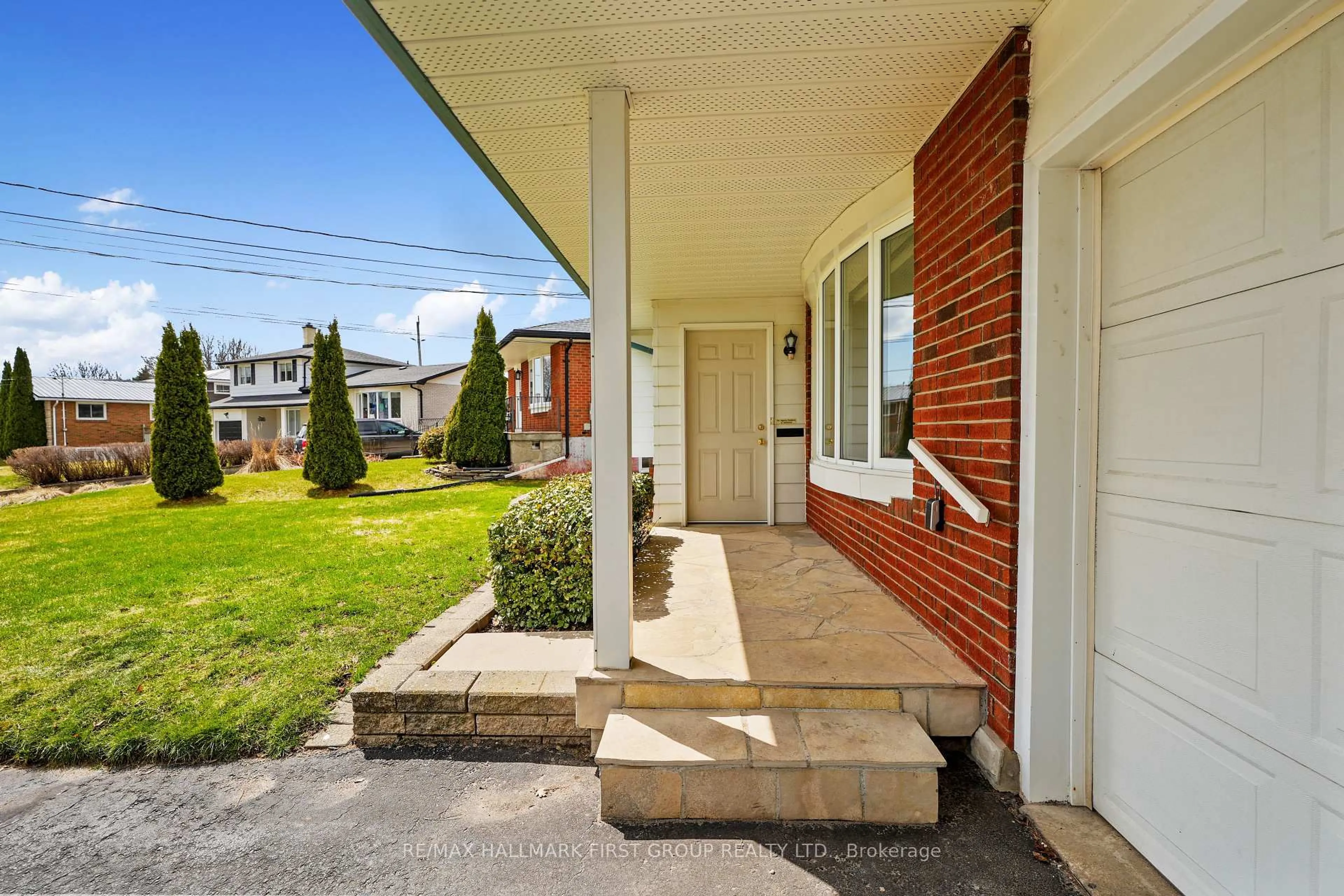 Patio, street for 950 Curtis Cres, Cobourg Ontario K9A 2W1