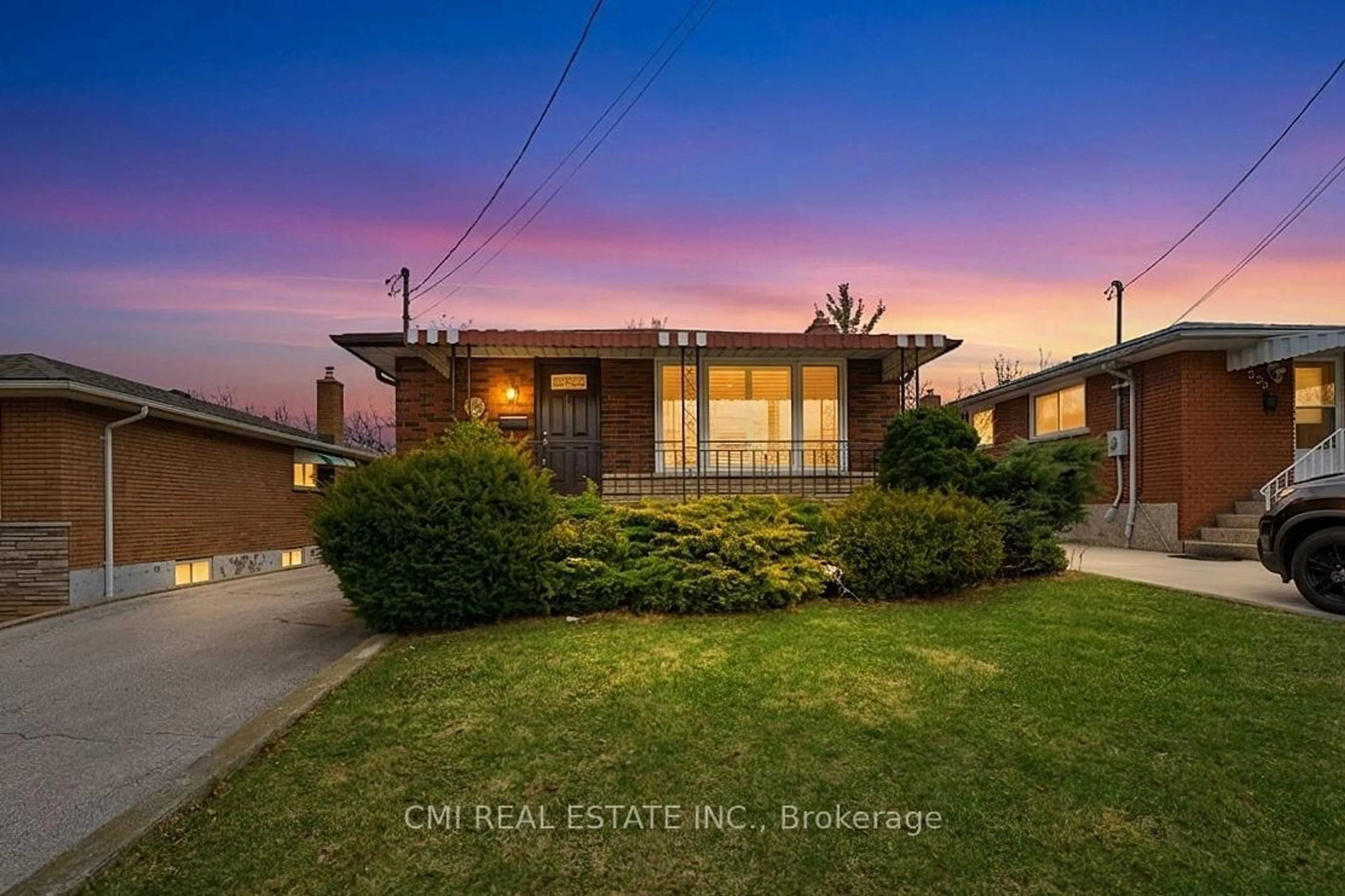 A pic from outside/outdoor area/front of a property/back of a property/a pic from drone, street for 251 Fairridge Rd, Hamilton Ontario L8K 5M3