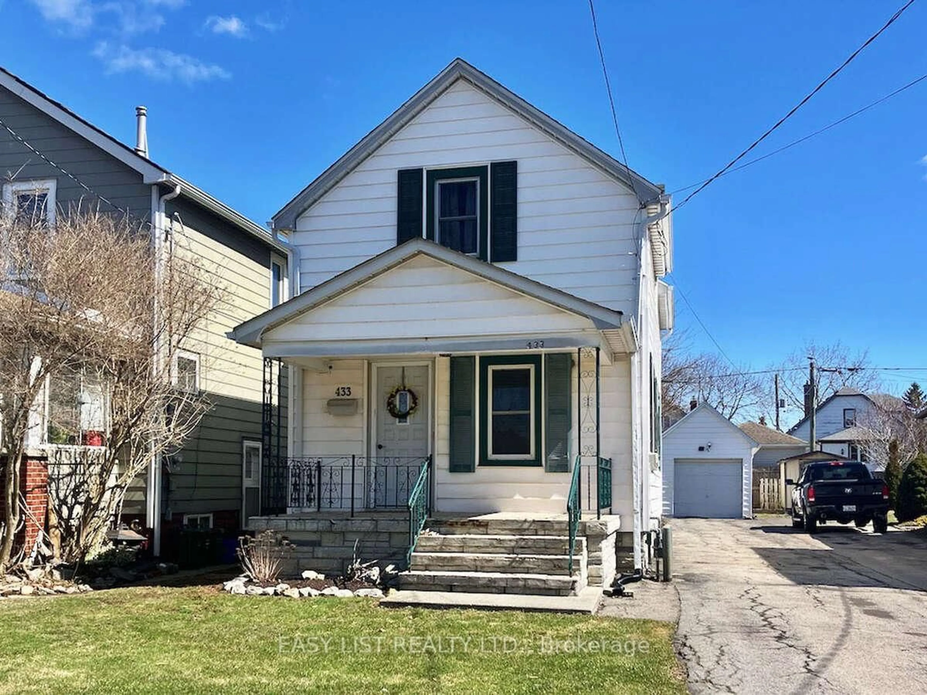 Home with vinyl exterior material, street for 433 Davis St, Port Colborne Ontario L3K 1Z7