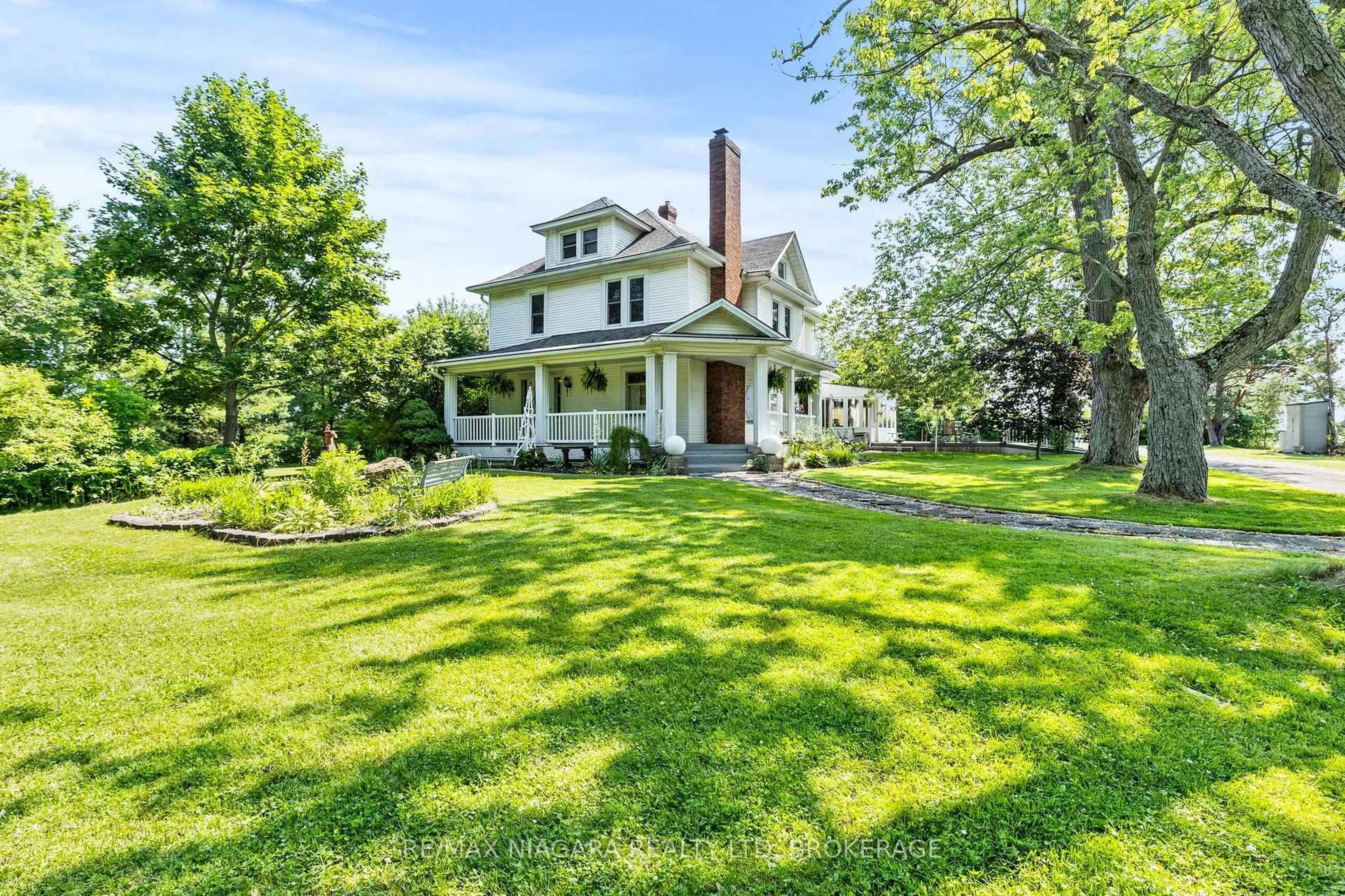 A pic from outside/outdoor area/front of a property/back of a property/a pic from drone, street for 3362 Montrose Rd, Fort Erie Ontario L3B 5N7