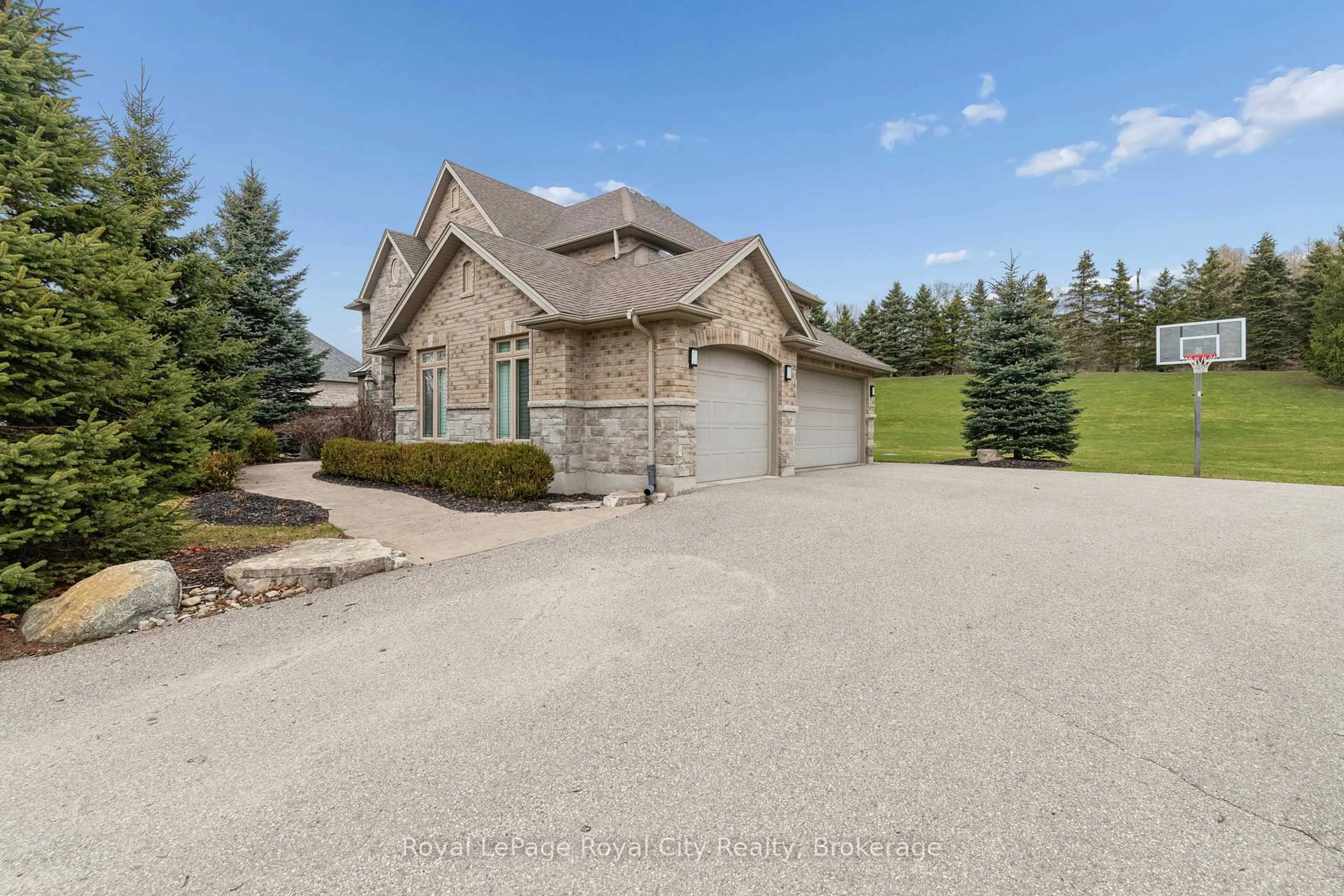 A pic from outside/outdoor area/front of a property/back of a property/a pic from drone, street for 38 Daymond Dr, Puslinch Ontario N1H 6H9