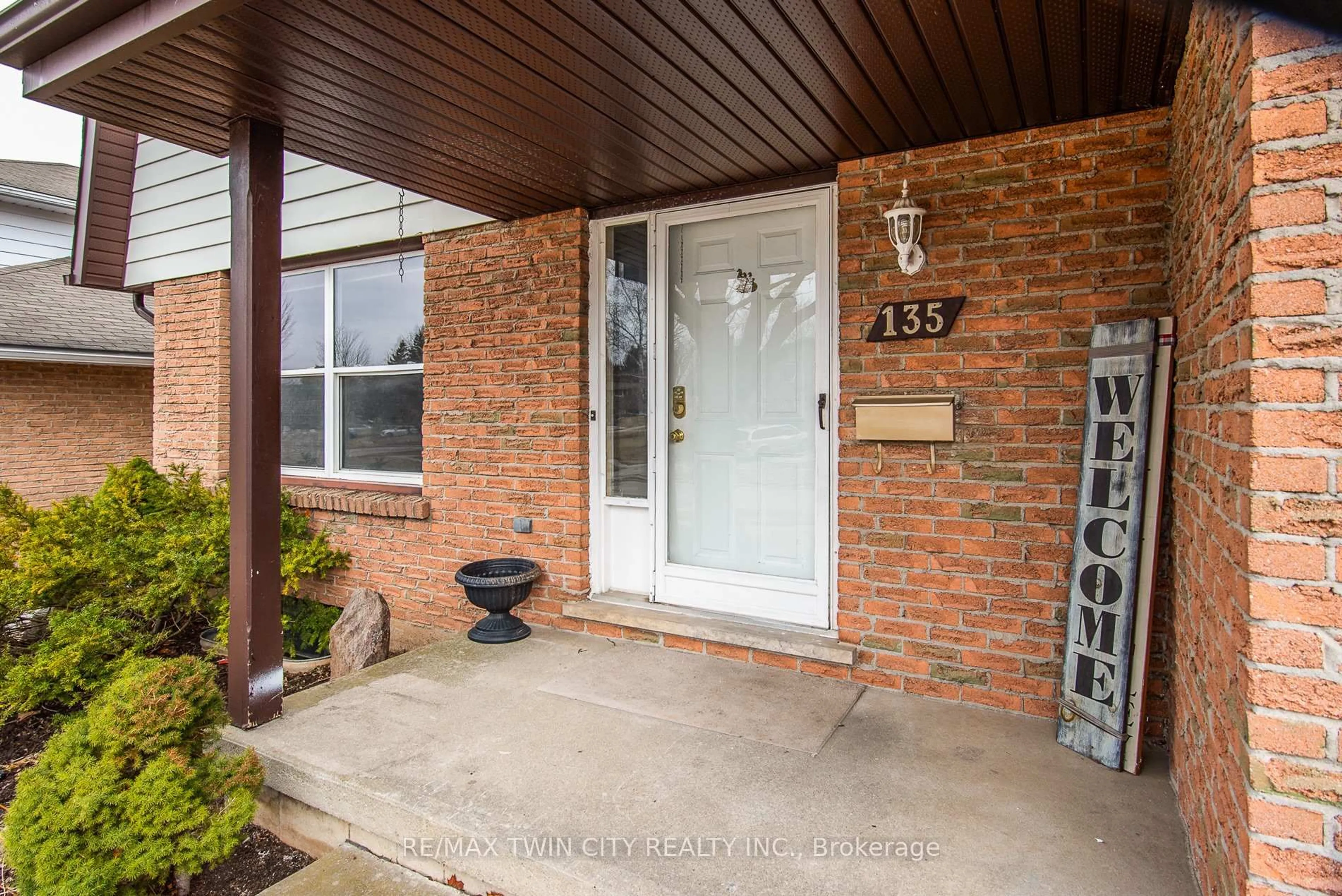 Indoor entryway for 135 Vintage Cres, Kitchener Ontario N2P 1L1