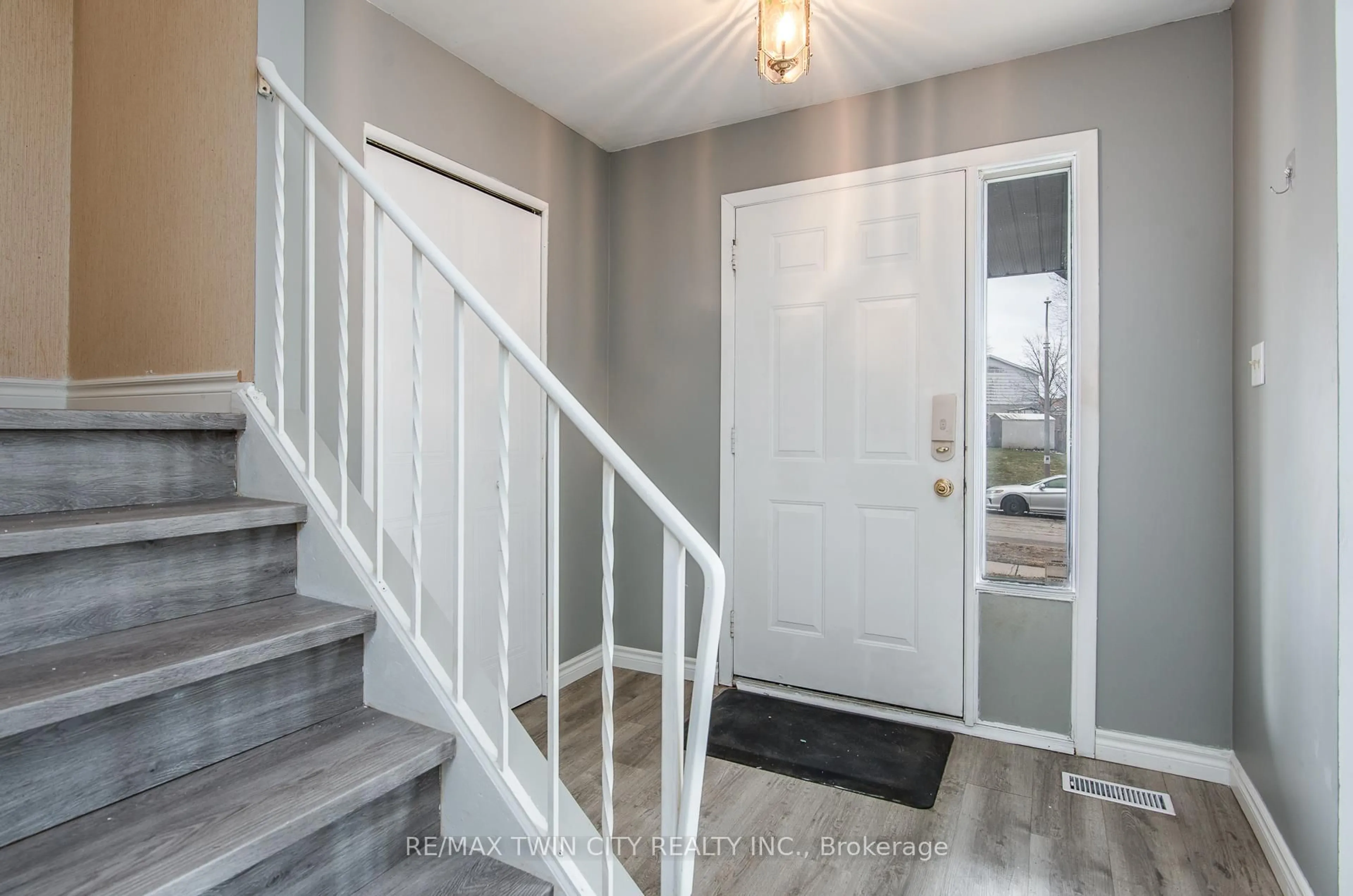 Indoor entryway for 135 Vintage Cres, Kitchener Ontario N2P 1L1
