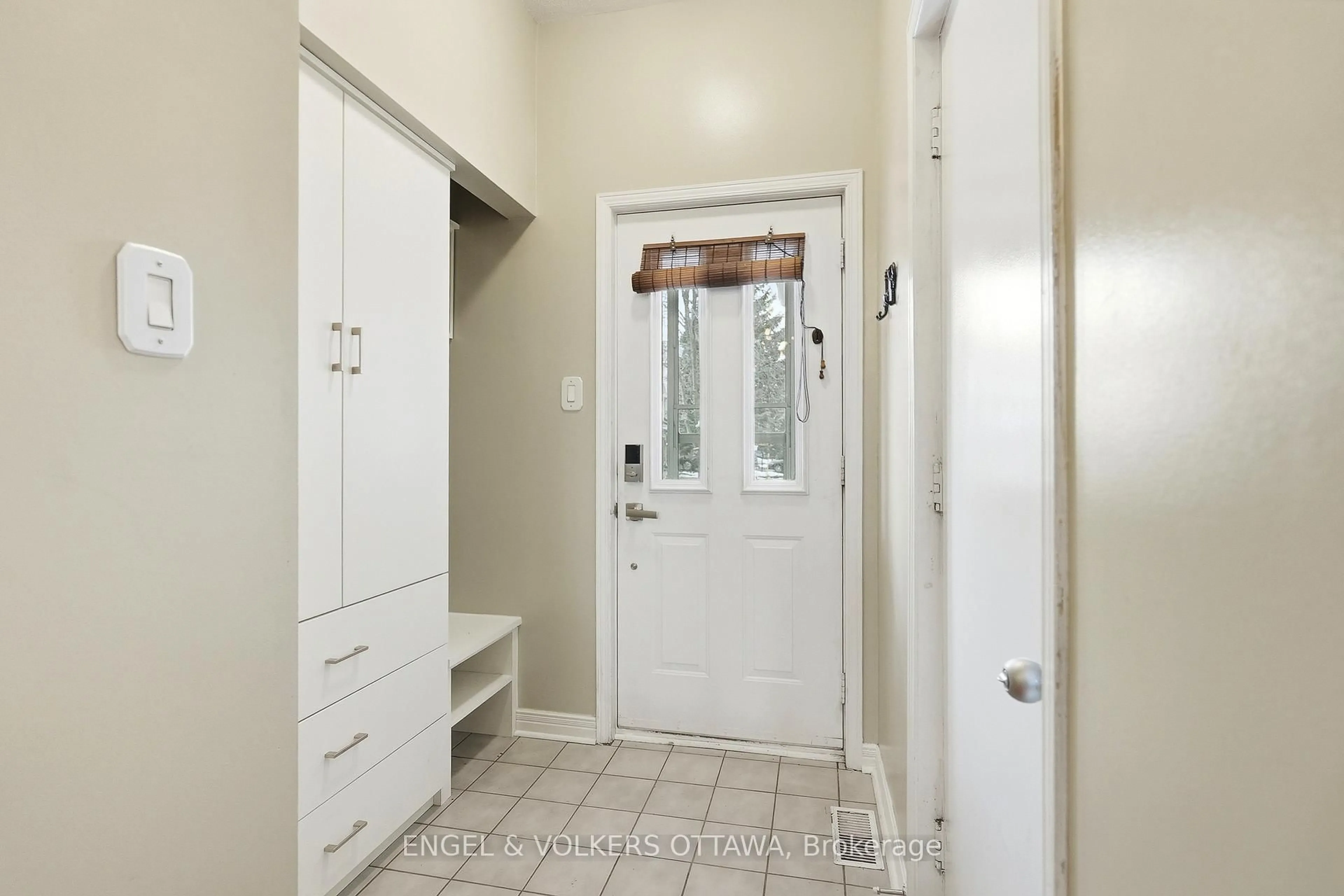 Indoor entryway for 158 Woodpark Way, Ottawa Ontario K2J 4C8