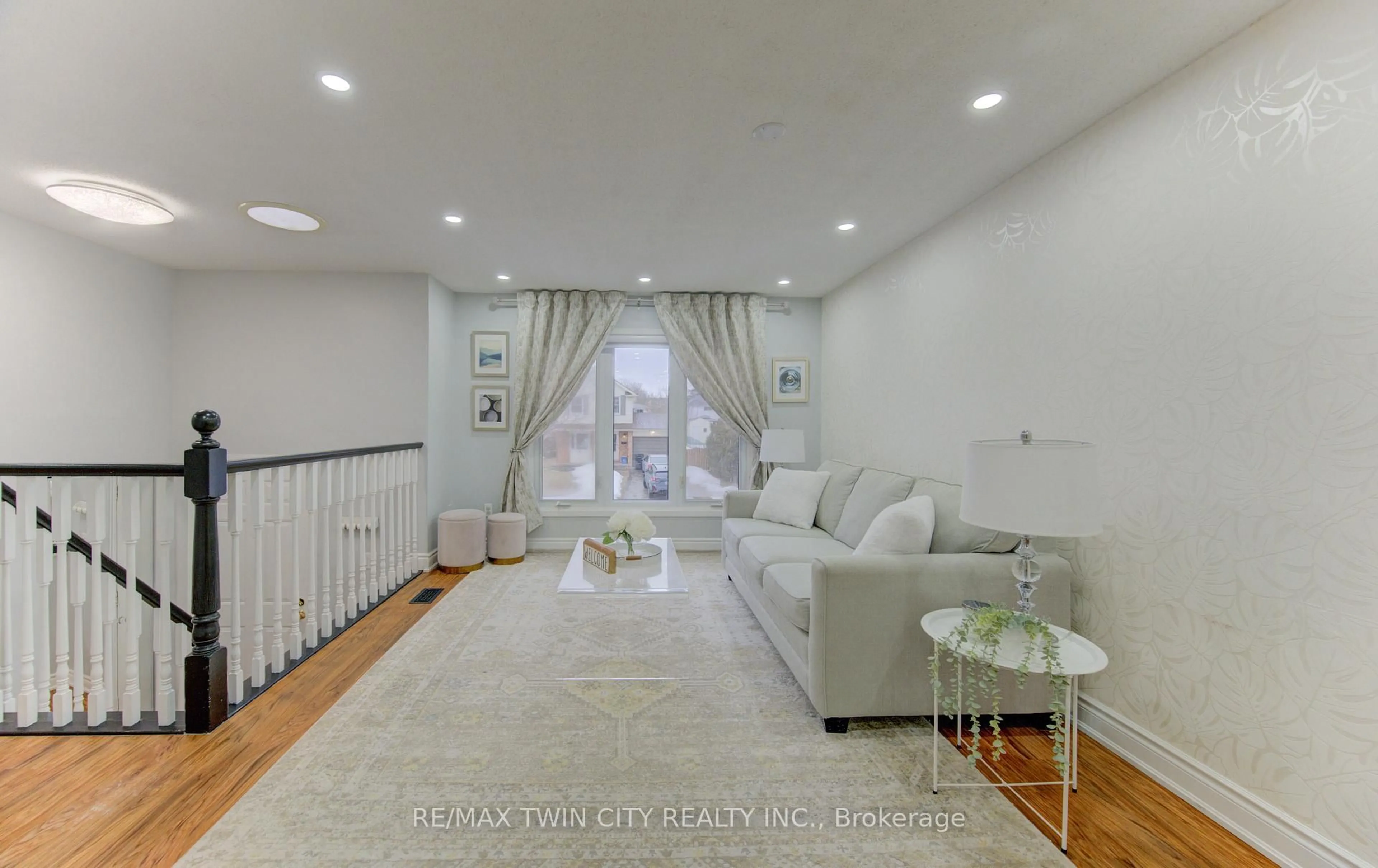 Living room with furniture, unknown for 414 WOODS Lane, Cambridge Ontario N3H 5J4