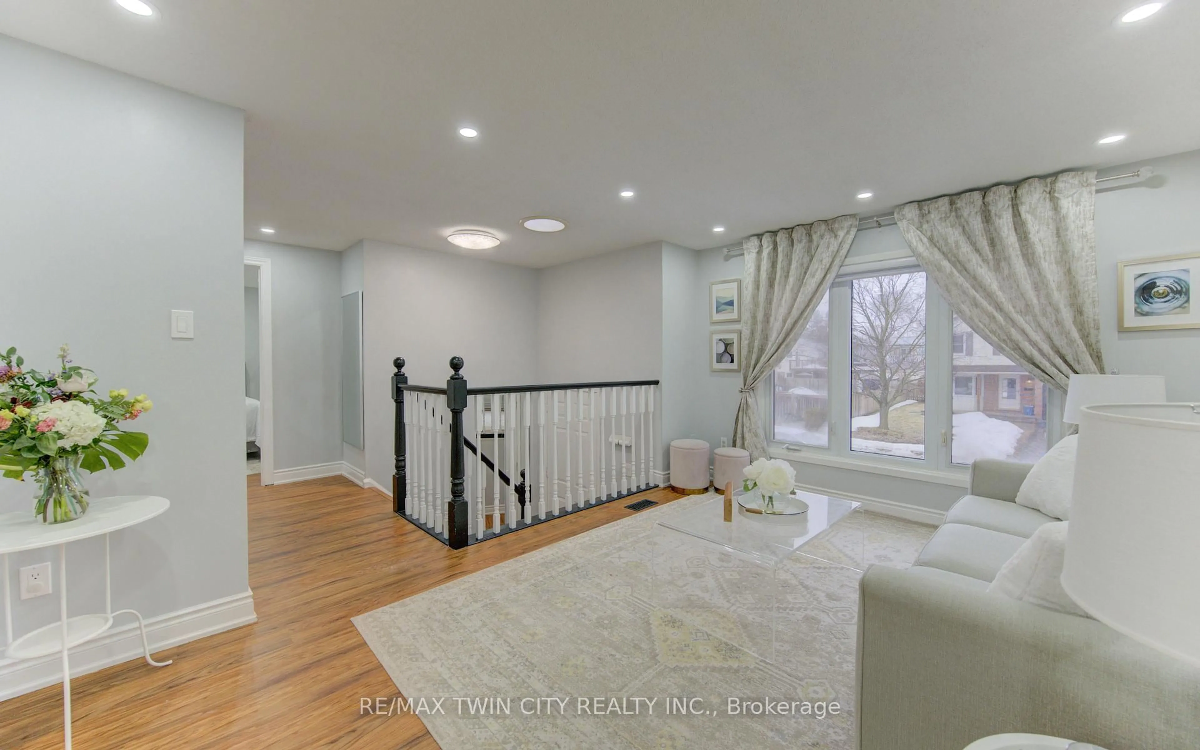 Indoor entryway for 414 WOODS Lane, Cambridge Ontario N3H 5J4