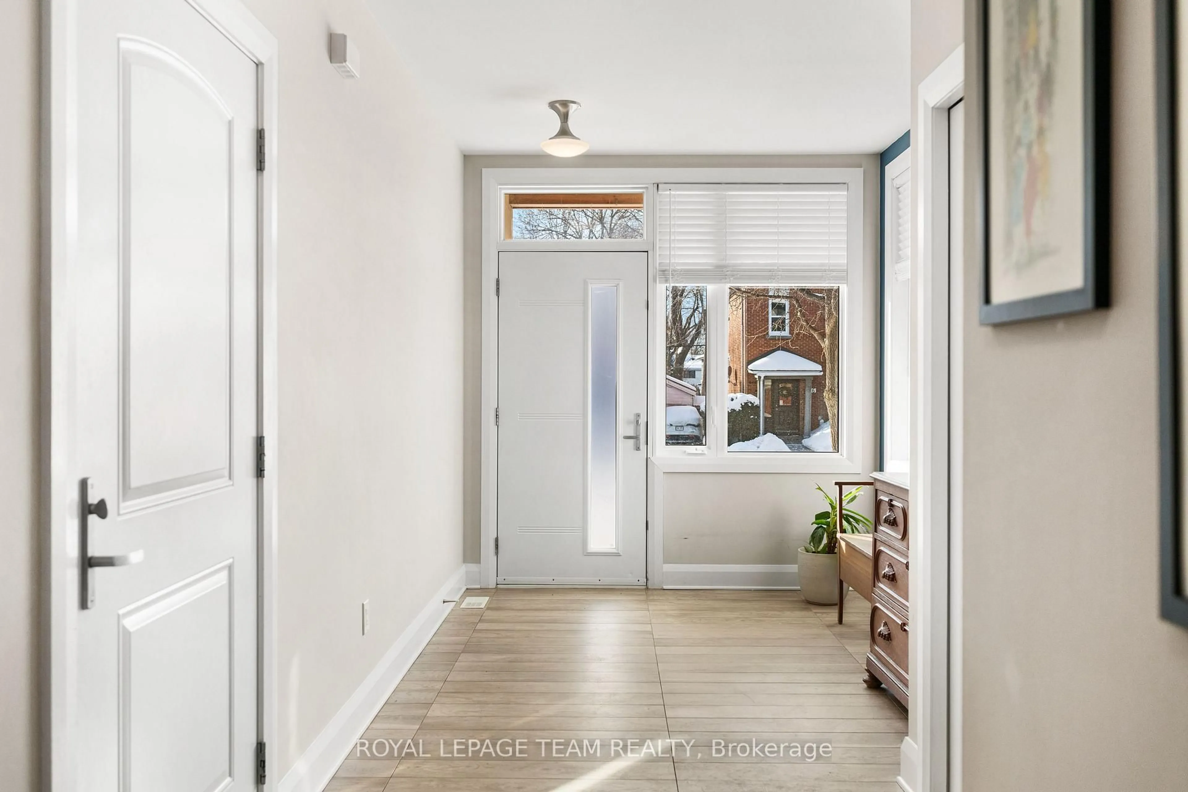 Indoor entryway for 649 Churchill Ave, Ottawa Ontario K1Z 5G2