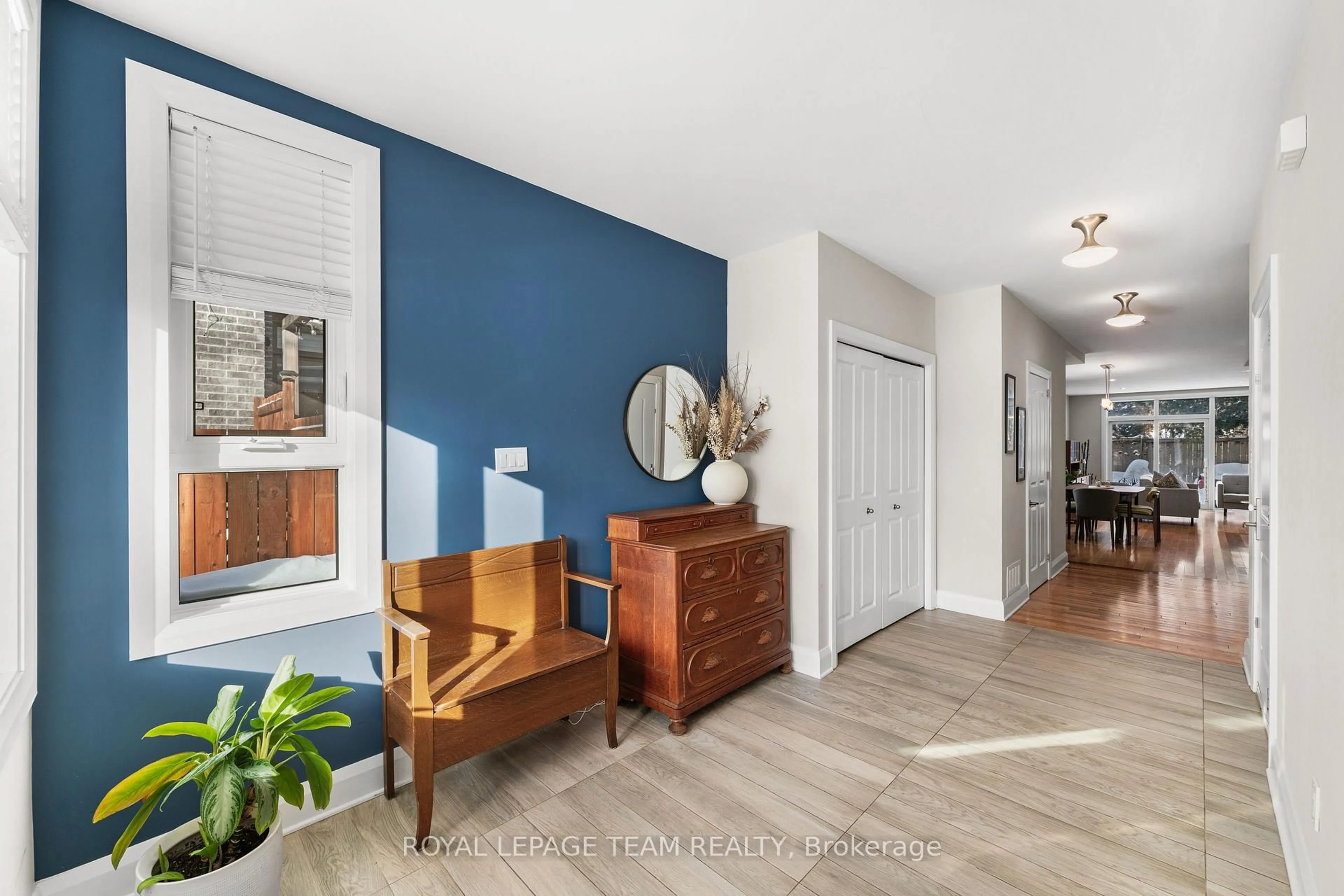 Indoor entryway for 649 Churchill Ave, Ottawa Ontario K1Z 5G2