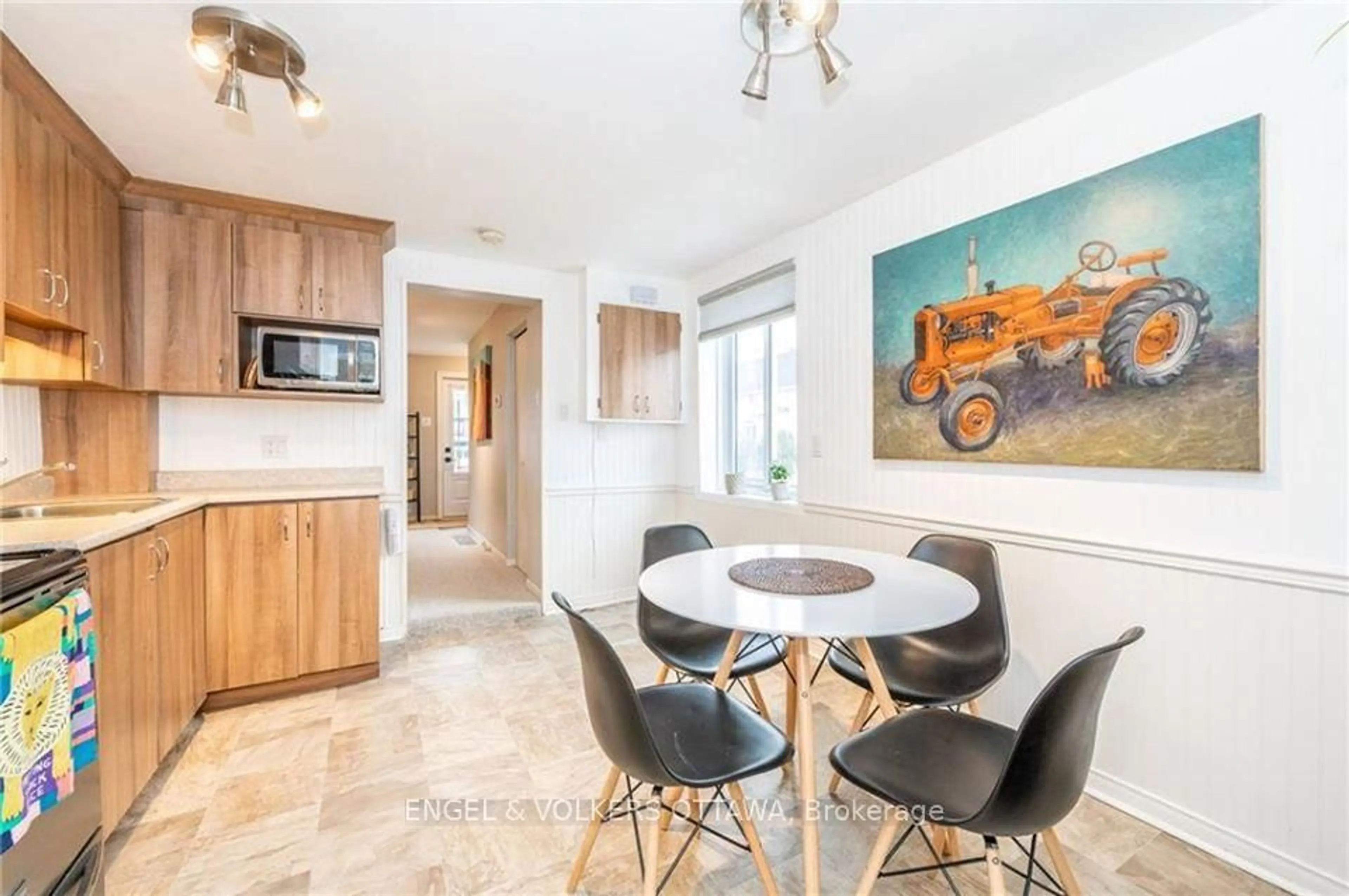 Dining room, ceramic/tile floor for 223 Carruthers Ave, Ottawa Ontario K1Y 1N8
