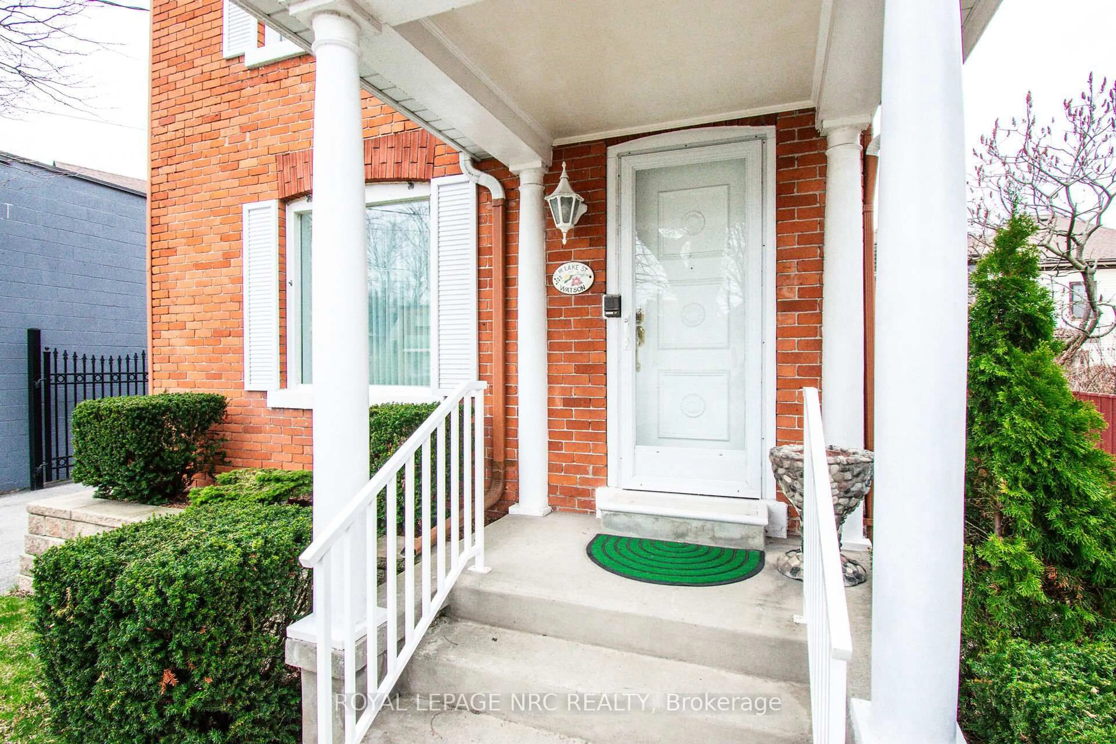Indoor entryway for 111 Lake St, St. Catharines Ontario L2R 5X7