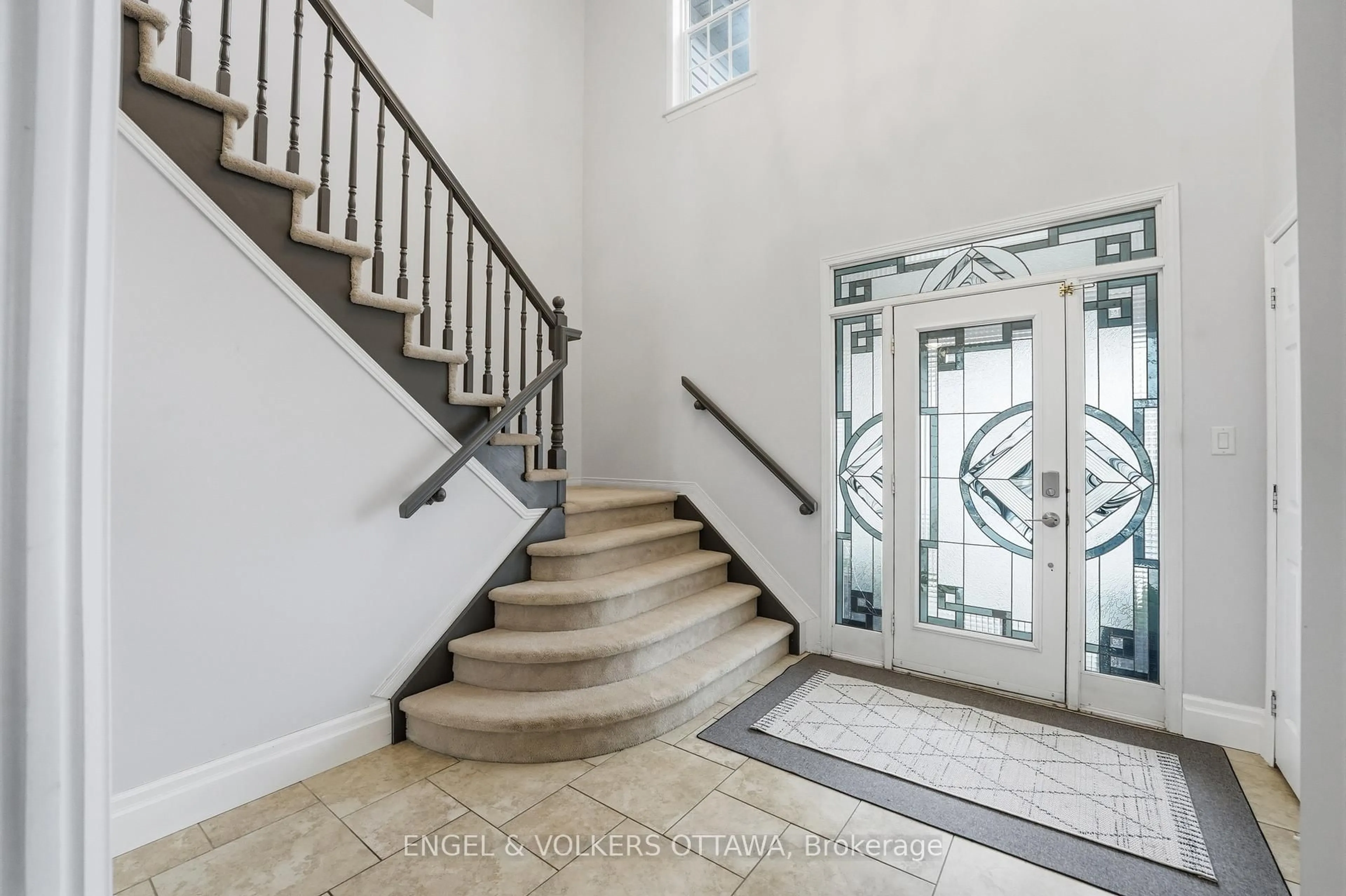 Indoor entryway for 31 Leatherwood Cres, Ottawa Ontario K2J 4X9