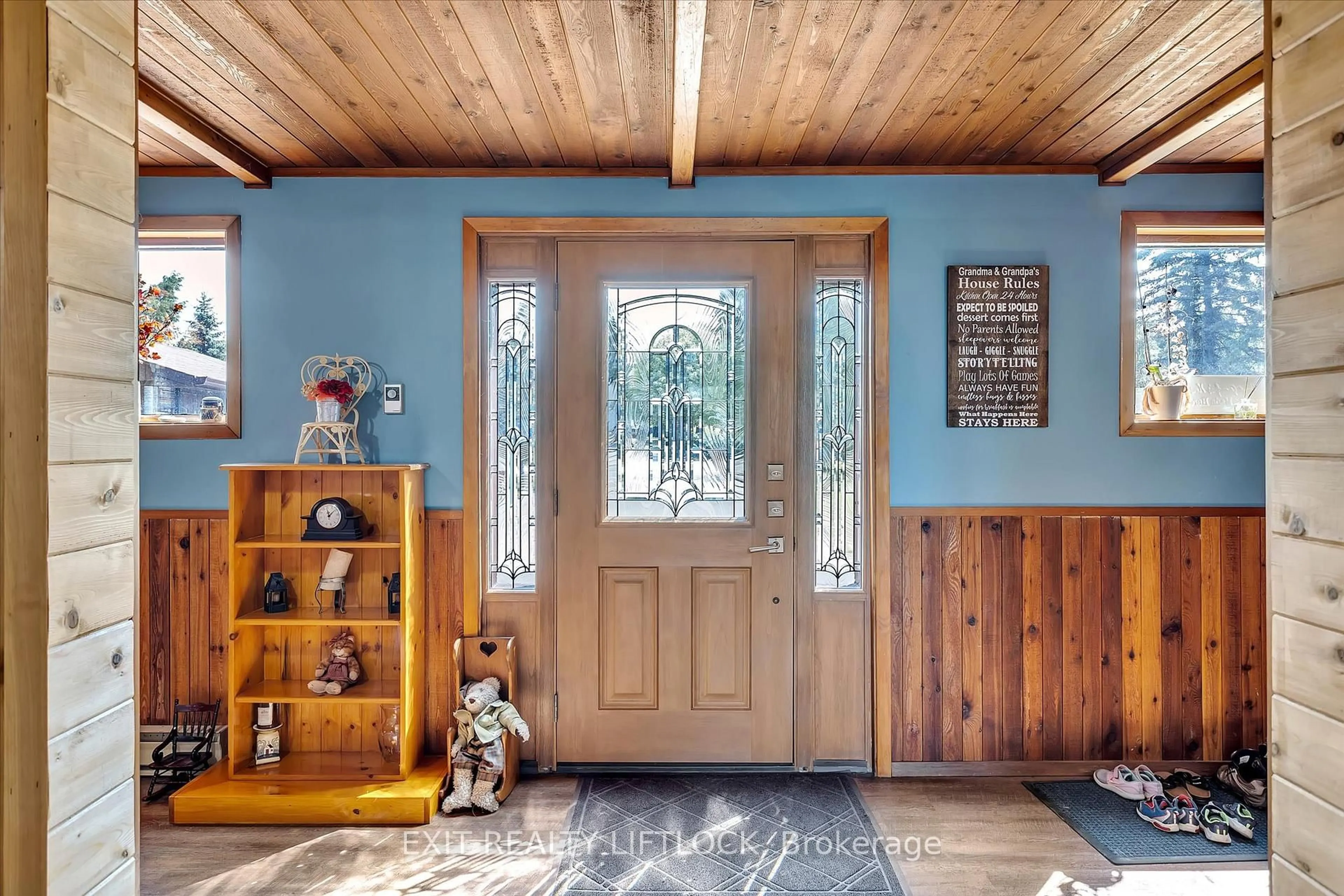 Indoor entryway for 25 Balsam Rd, Kawartha Lakes Ontario K9V 4R6