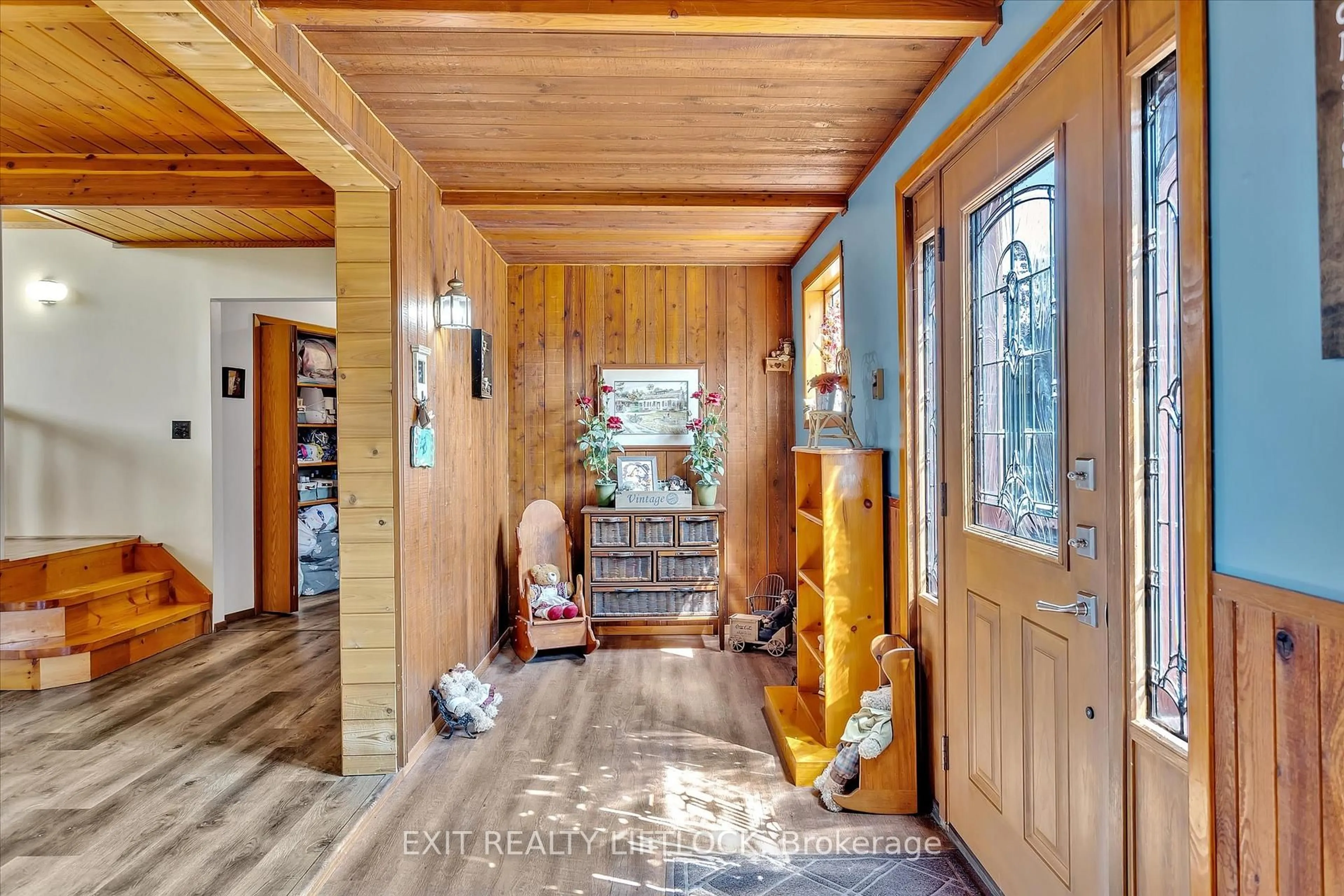 Indoor entryway for 25 Balsam Rd, Kawartha Lakes Ontario K9V 4R6