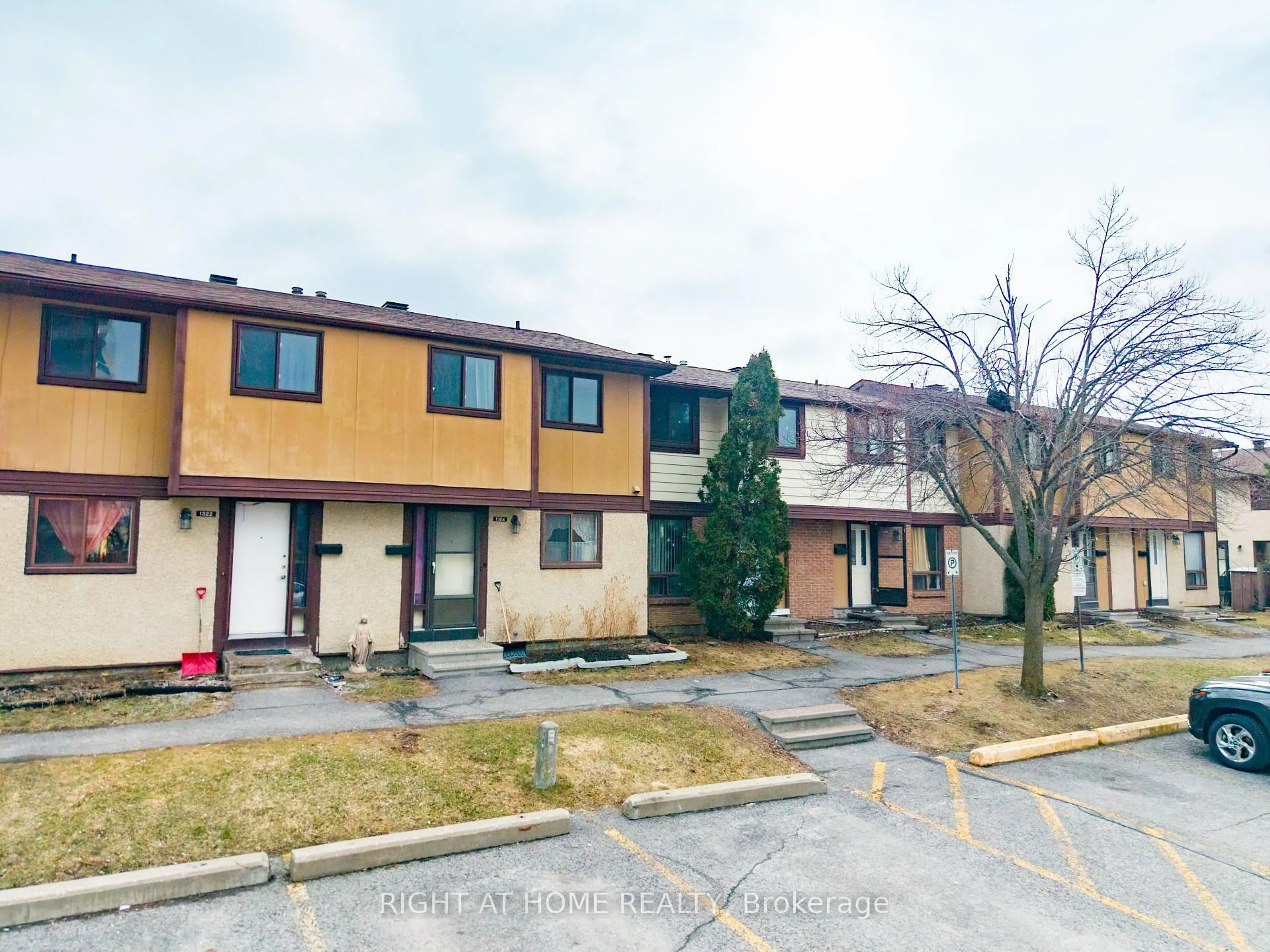 A pic from outside/outdoor area/front of a property/back of a property/a pic from drone, street for 1324 Belgate Way, Ottawa Ontario K1J 8P9