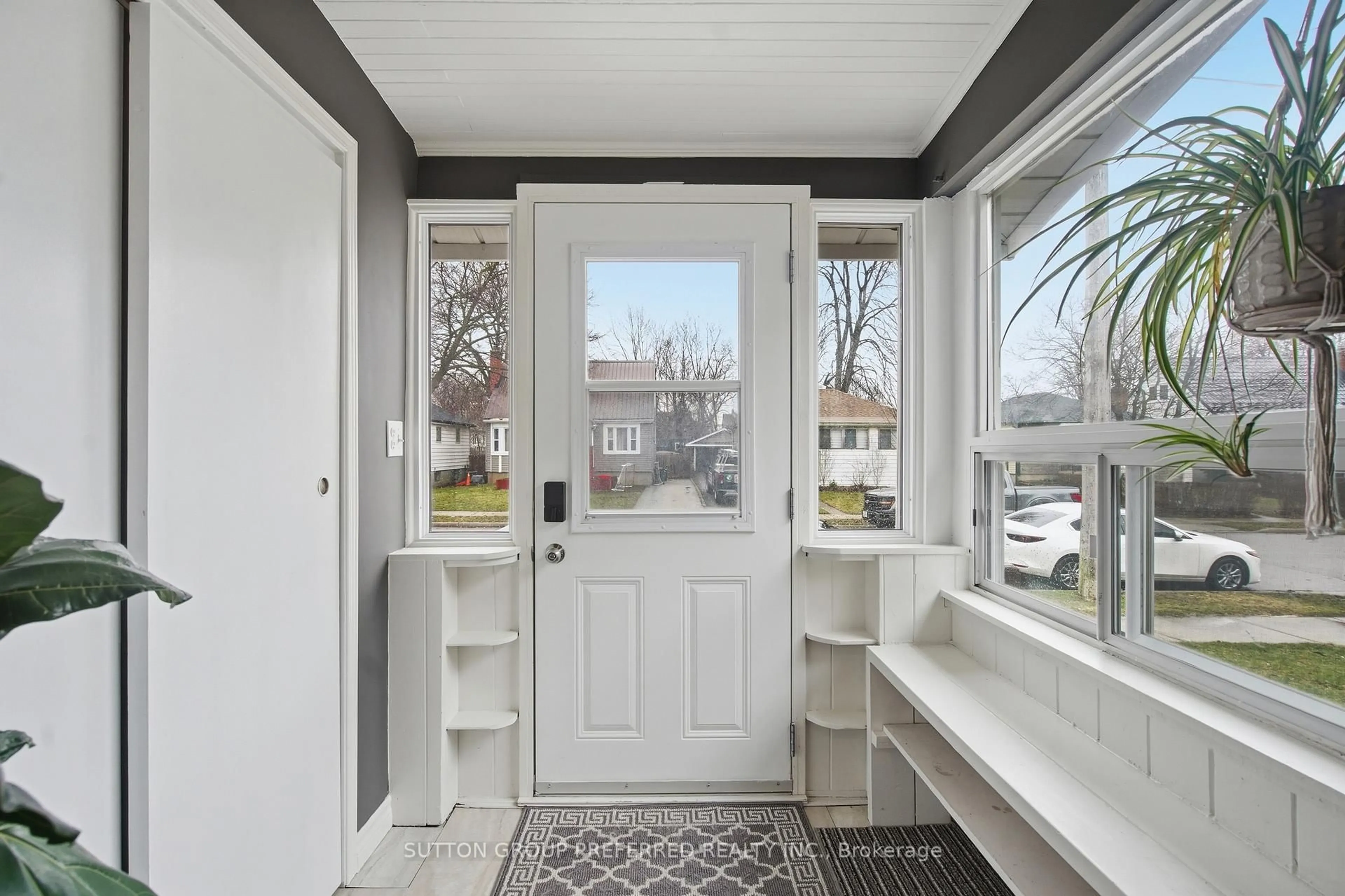 Indoor entryway for 105 Madison Ave, London East Ontario N5Z 2P3