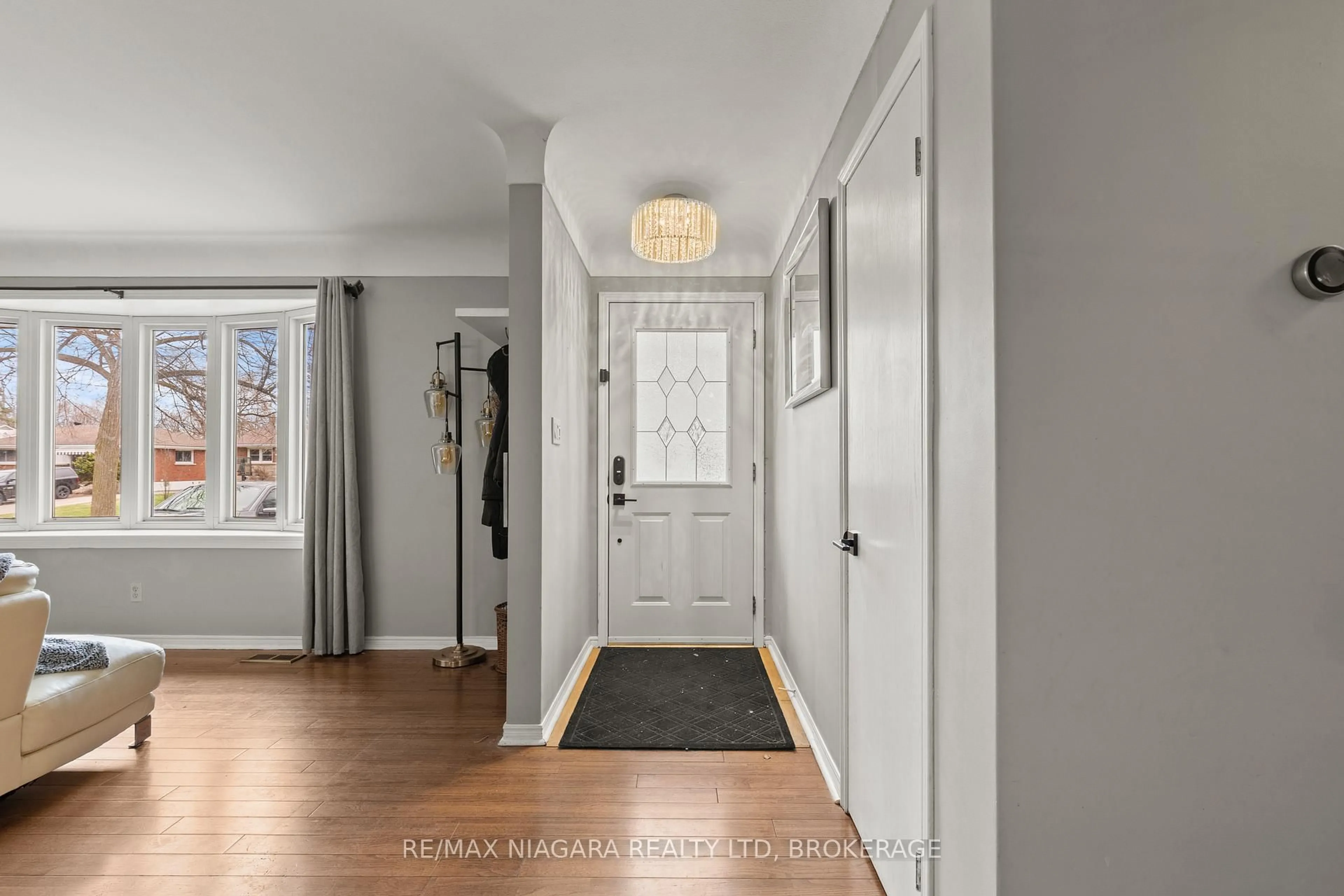 Indoor entryway for 8739 Champlain Dr, Niagara Falls Ontario L2G 6Y8