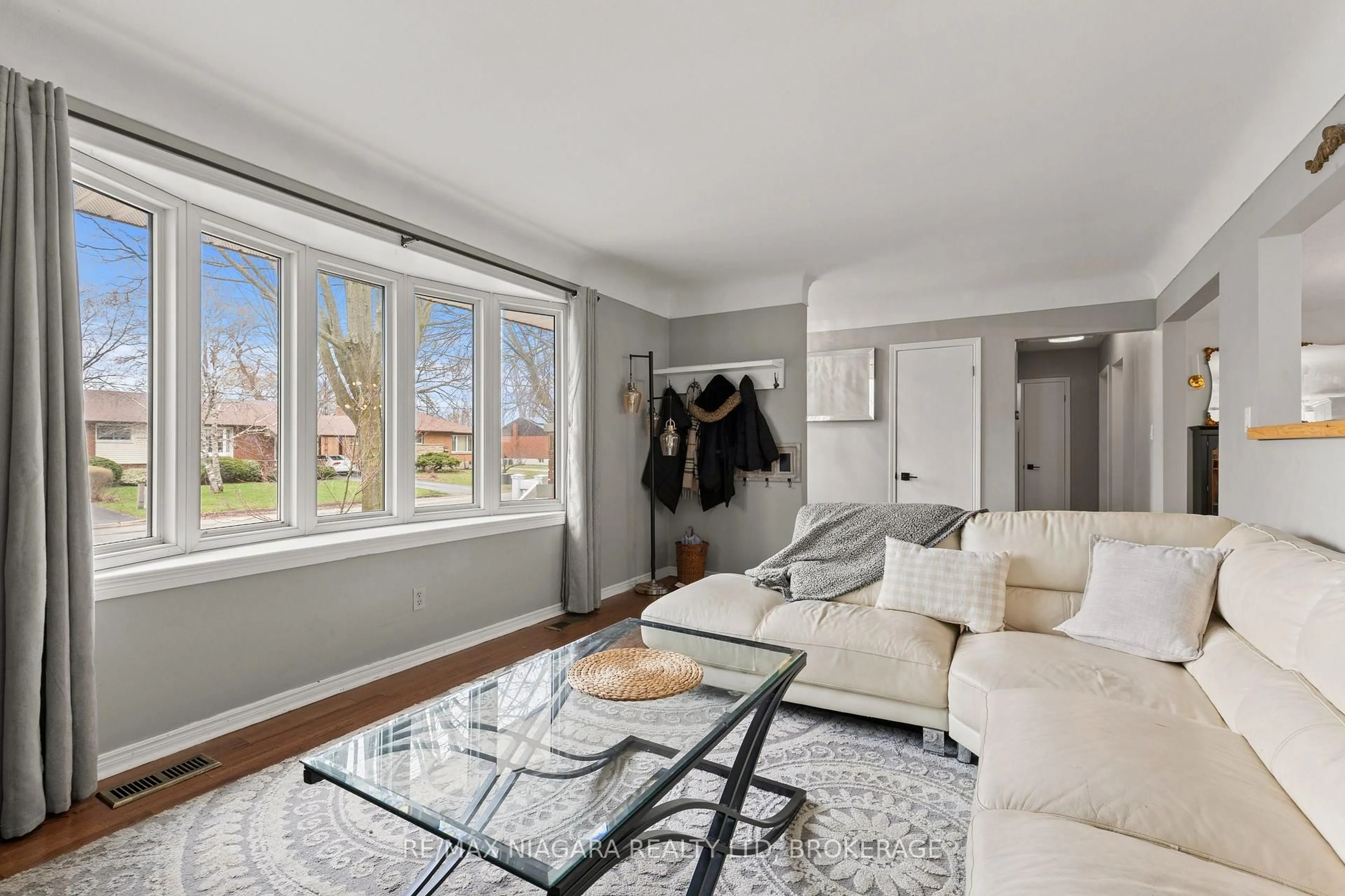 Living room with furniture, unknown for 8739 Champlain Dr, Niagara Falls Ontario L2G 6Y8