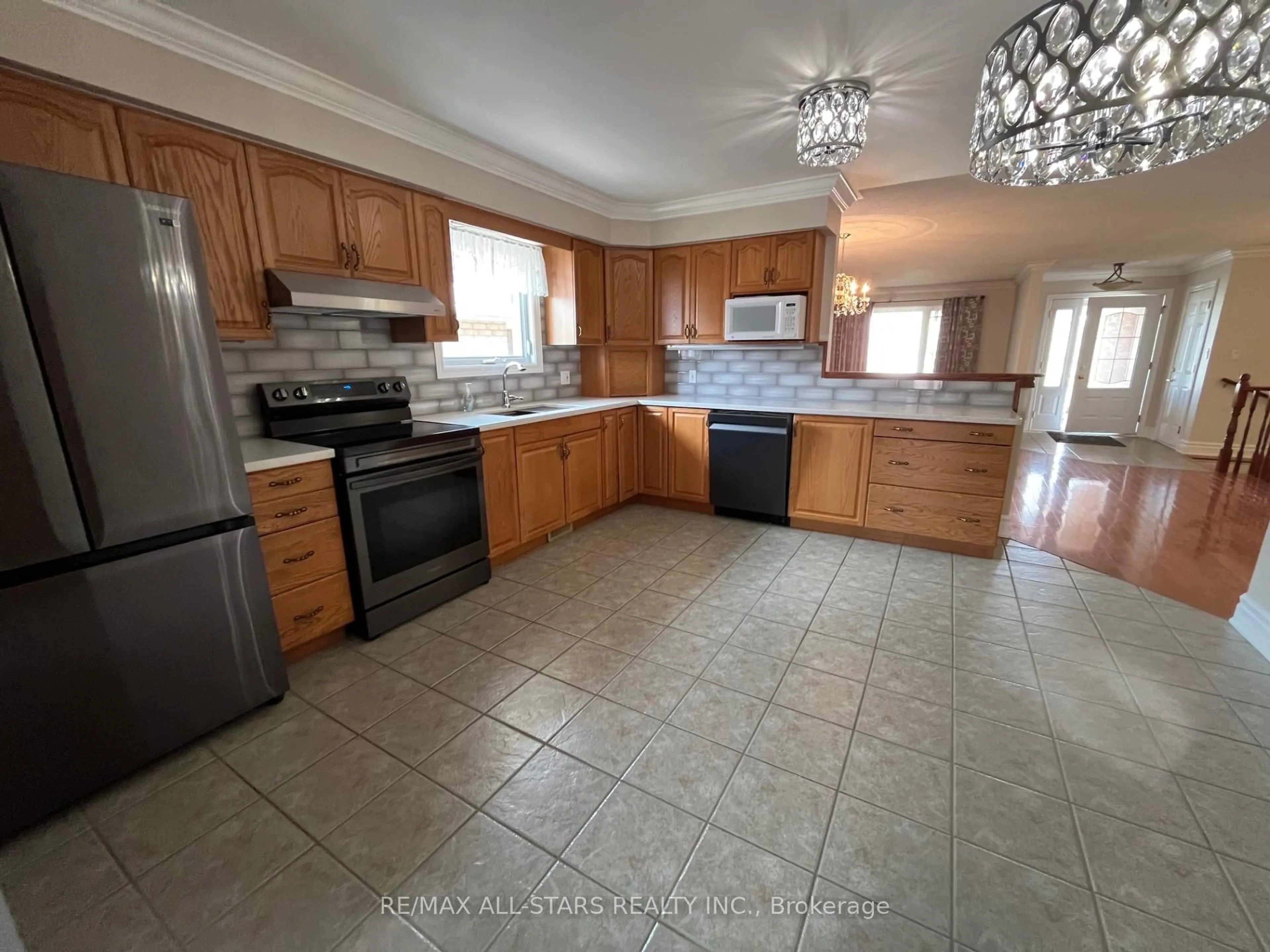 Open concept kitchen, ceramic/tile floor for 383 Wallace Dr, Kawartha Lakes Ontario K9V 6K7