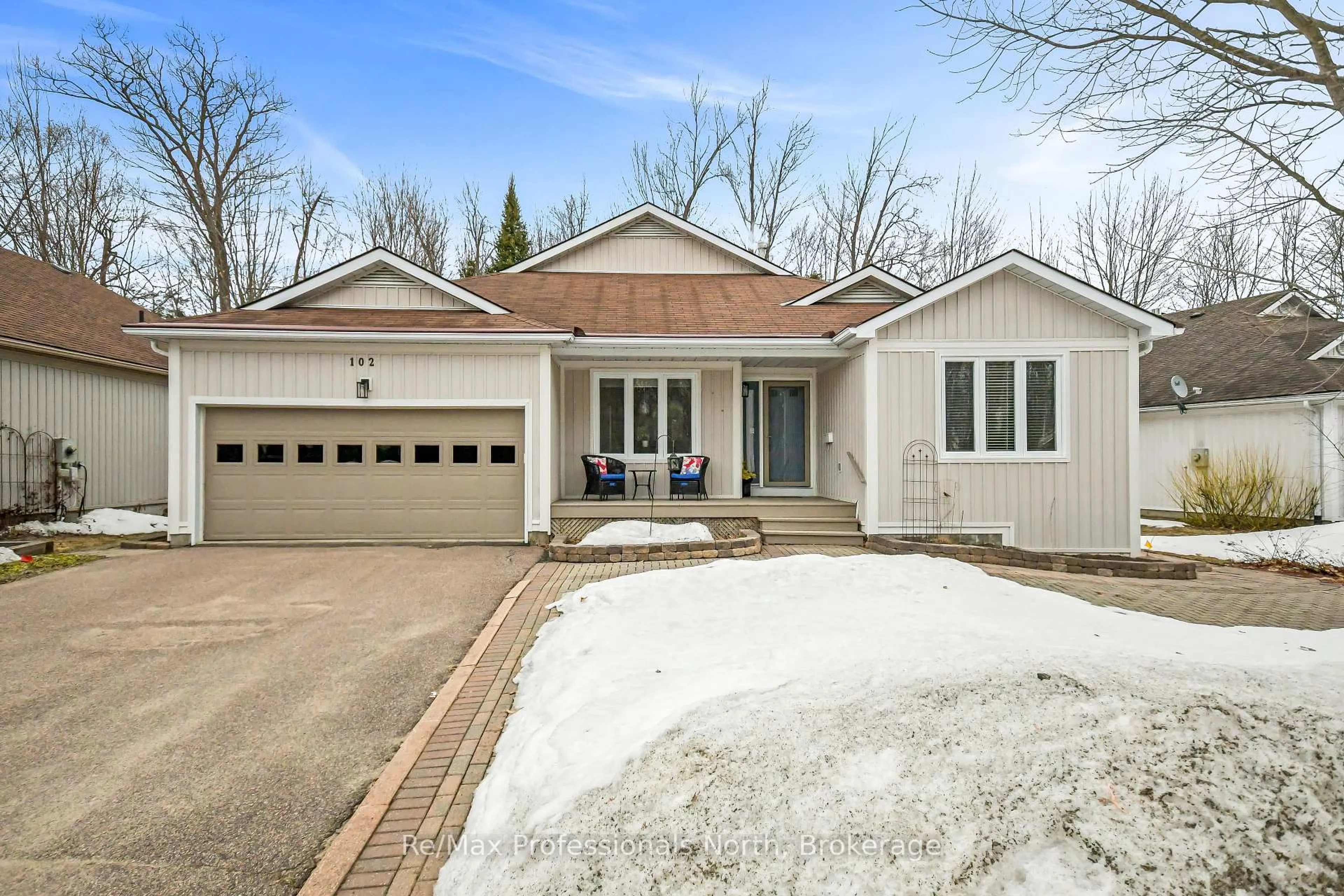 Home with brick exterior material, street for 102 PINERIDGE Gate, Gravenhurst Ontario P1P 1Z2