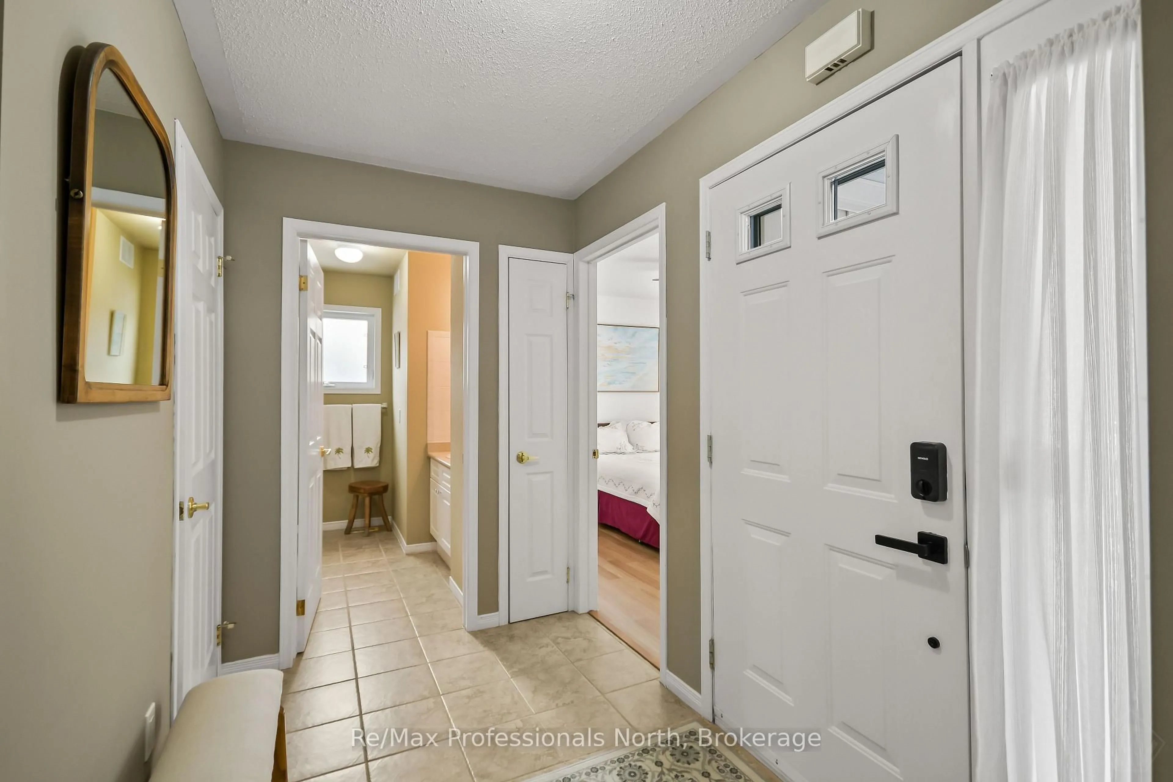 Indoor entryway for 102 PINERIDGE Gate, Gravenhurst Ontario P1P 1Z2