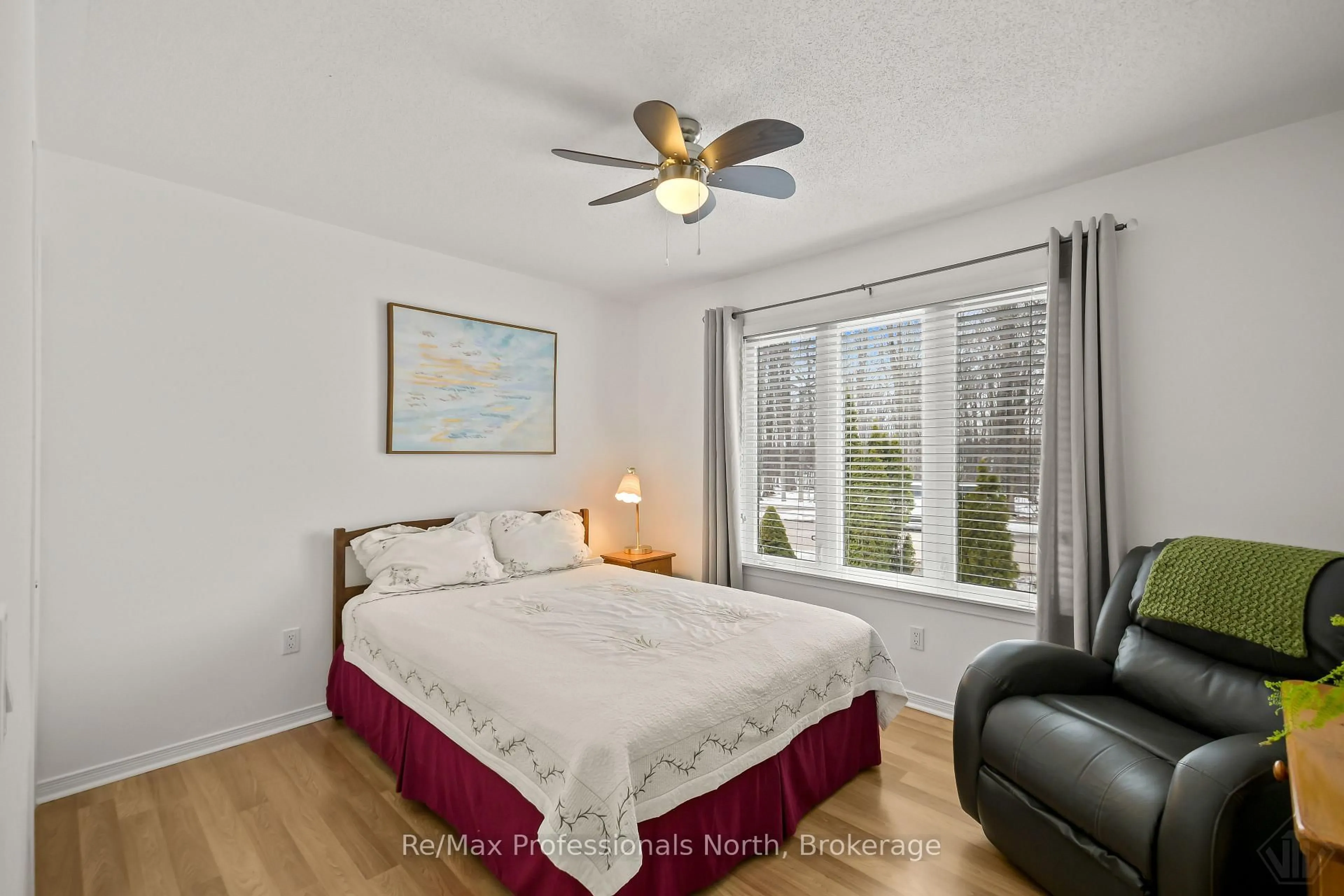 Bedroom with bed, wood/laminate floor for 102 PINERIDGE Gate, Gravenhurst Ontario P1P 1Z2