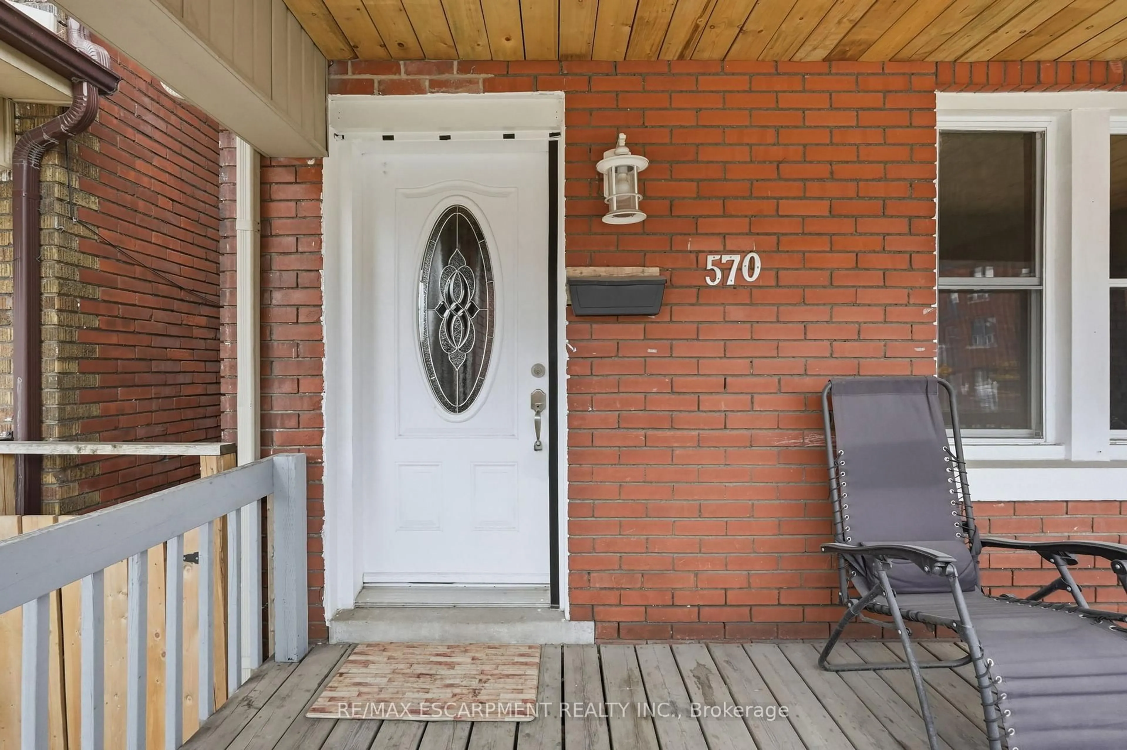 Indoor entryway for 570 Cannon St, Hamilton Ontario L8L 2G4