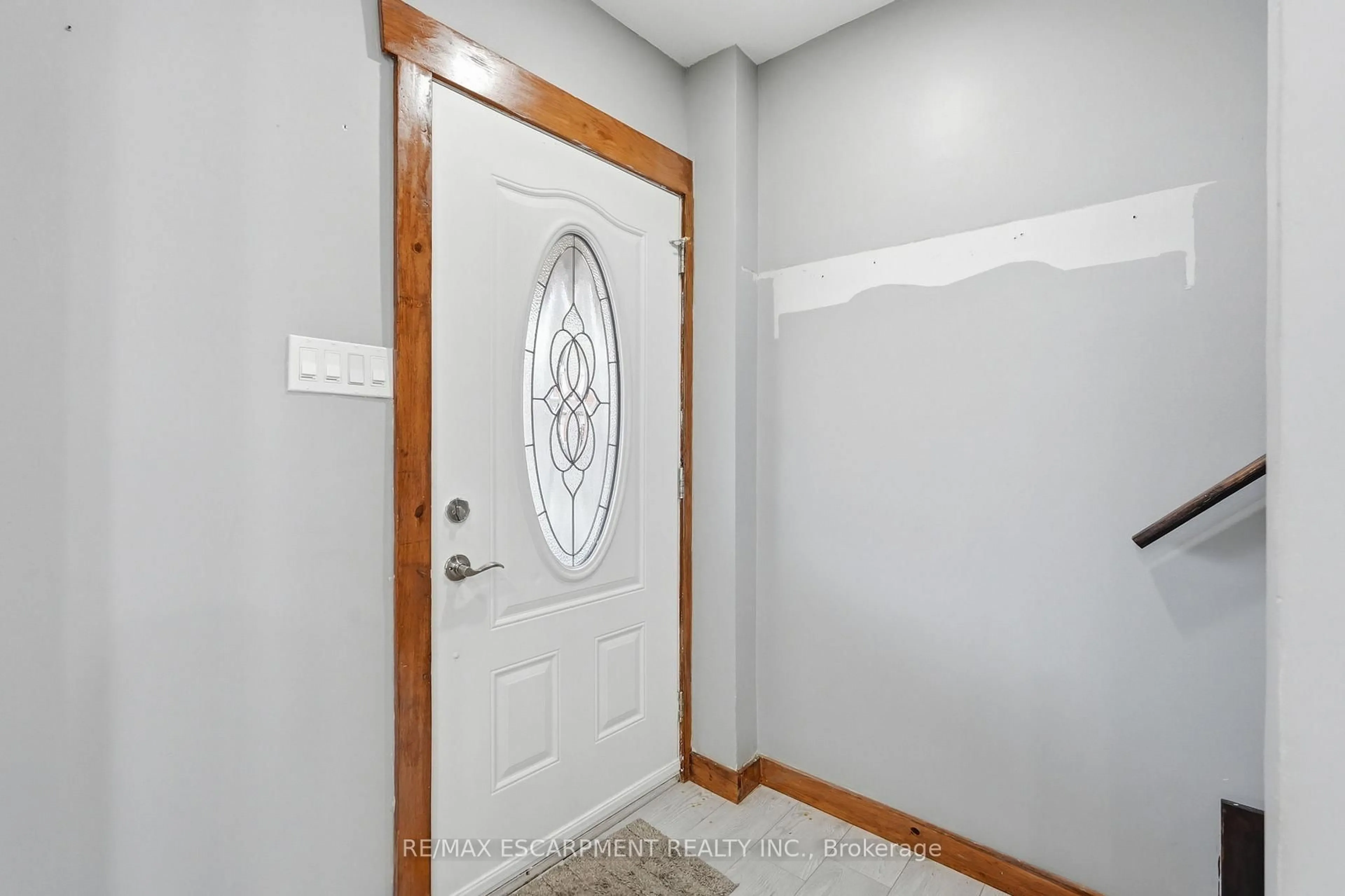 Indoor entryway for 570 Cannon St, Hamilton Ontario L8L 2G4