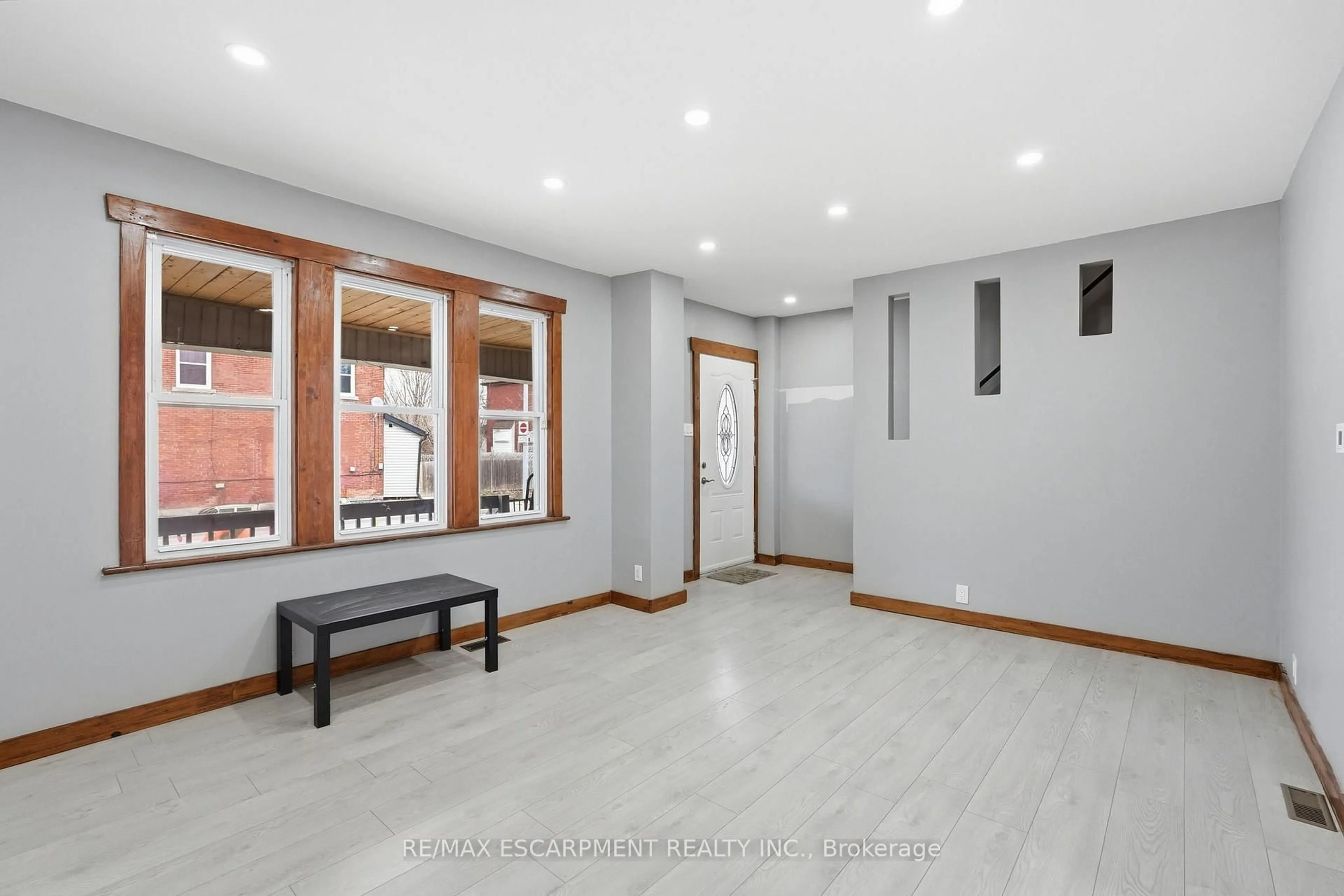 Unknown for 570 Cannon St, Hamilton Ontario L8L 2G4