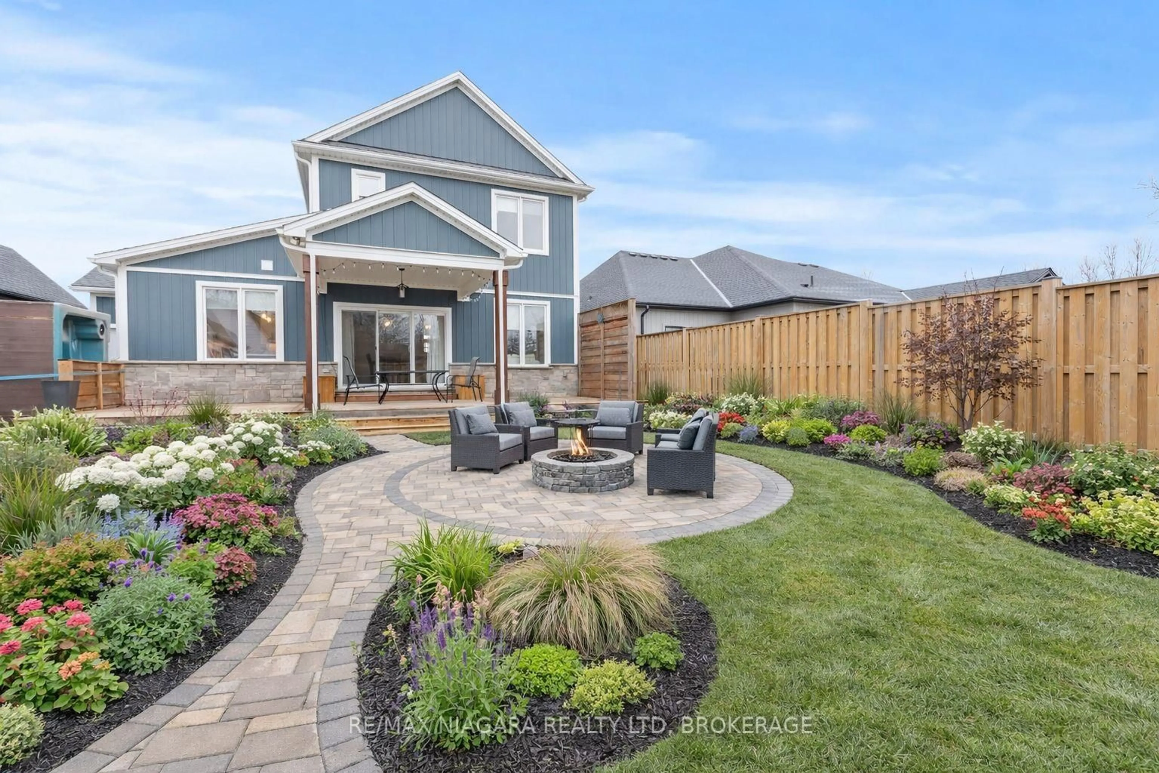 Patio, street for 3549 Canfield Cres, Fort Erie Ontario L0S 1S0