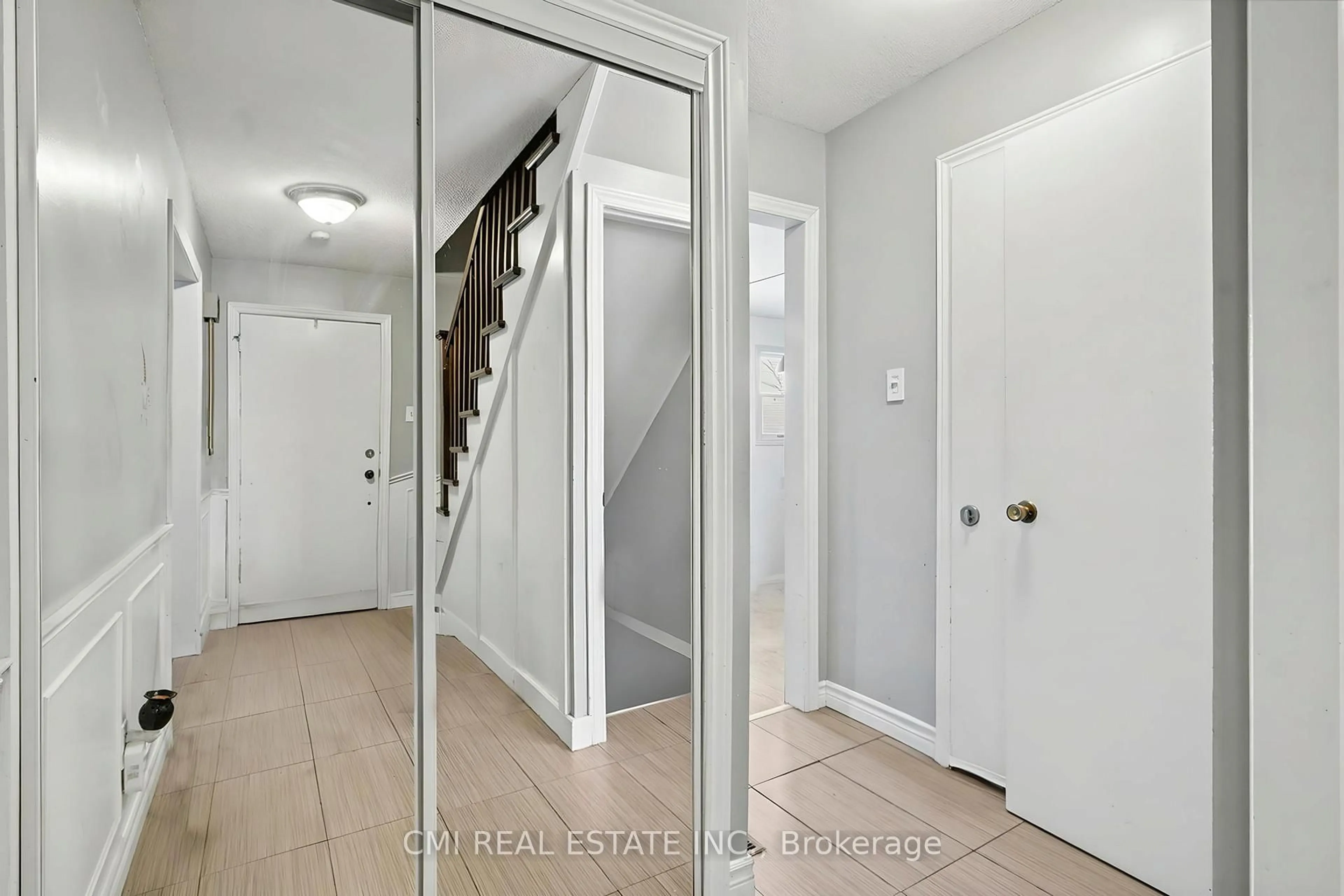 Indoor entryway for 360 Culpepper Pl, Waterloo Ontario N2L 5L3
