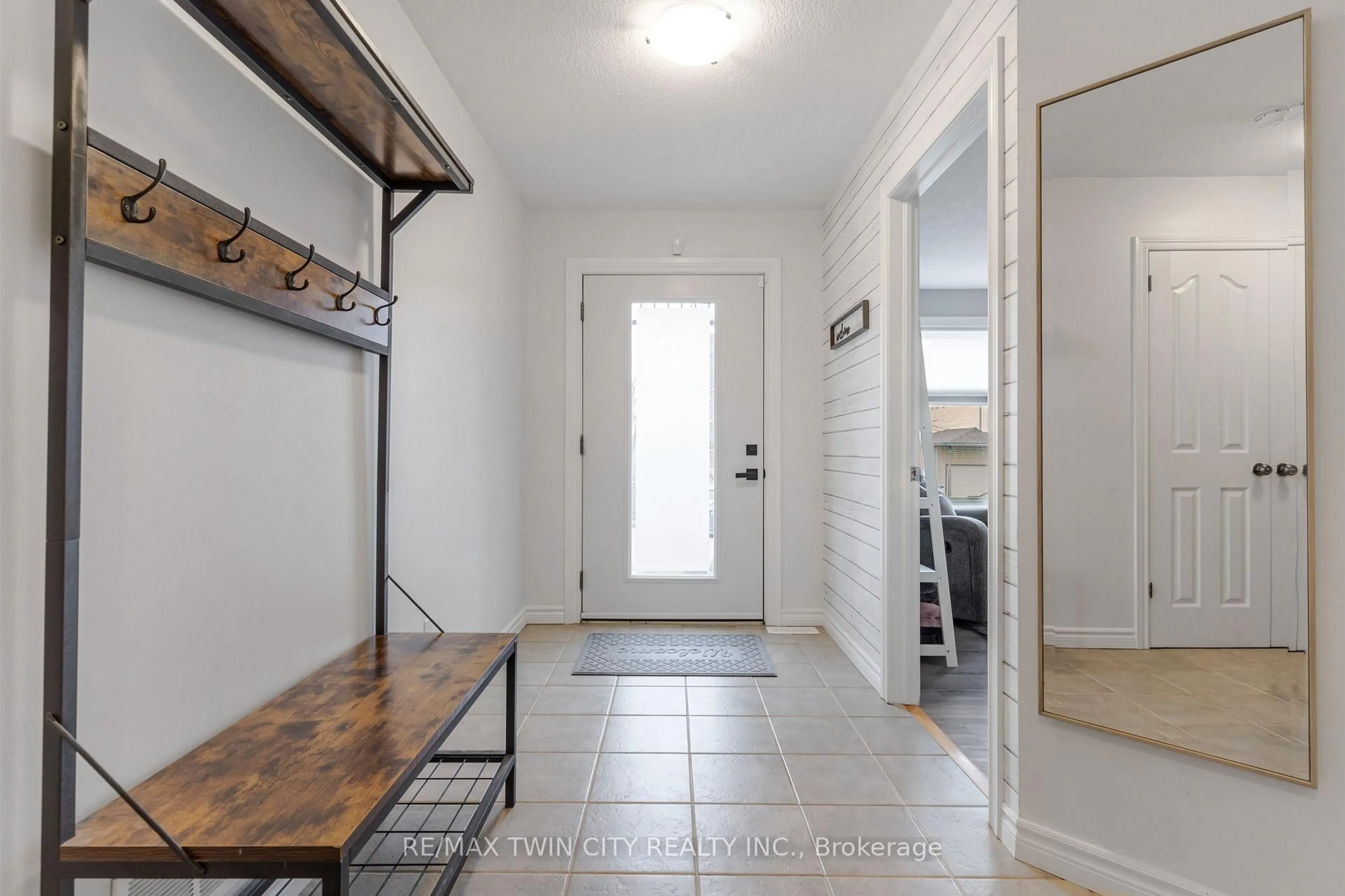 Indoor entryway for 739 Butternut Ave, Waterloo Ontario N2V 2M3