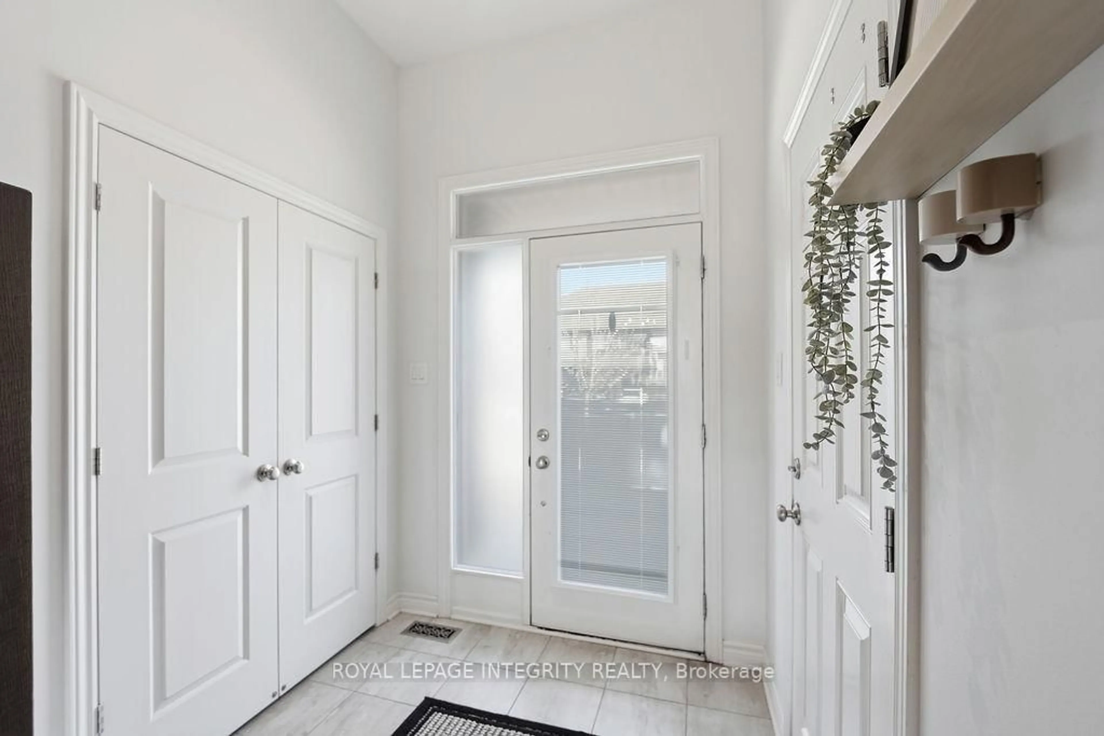 Indoor entryway for 535 BORBRIDGE Ave, Ottawa Ontario K4M 0J1