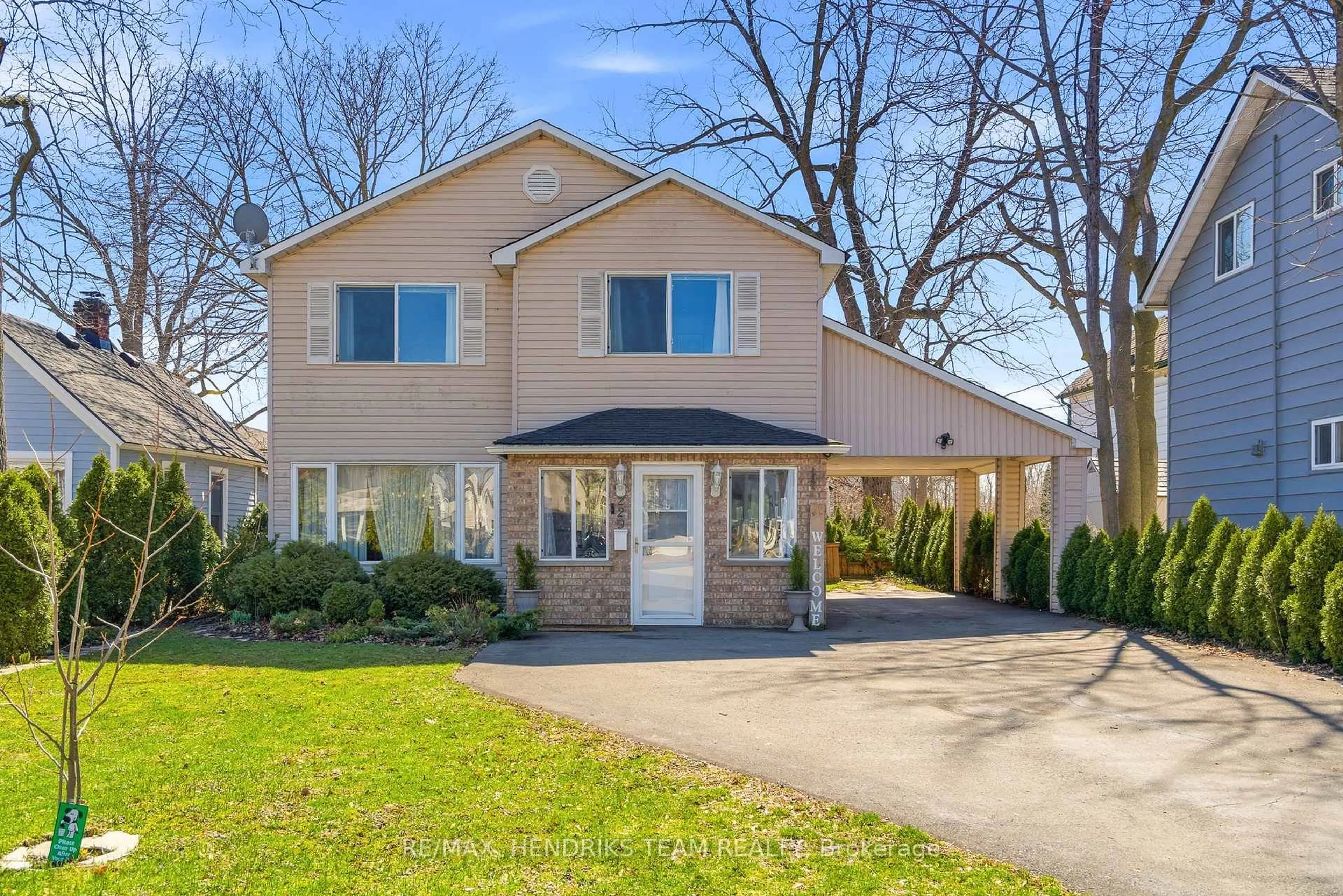 Home with vinyl exterior material, street for 229 Jarvis St, Fort Erie Ontario L2A 2S7