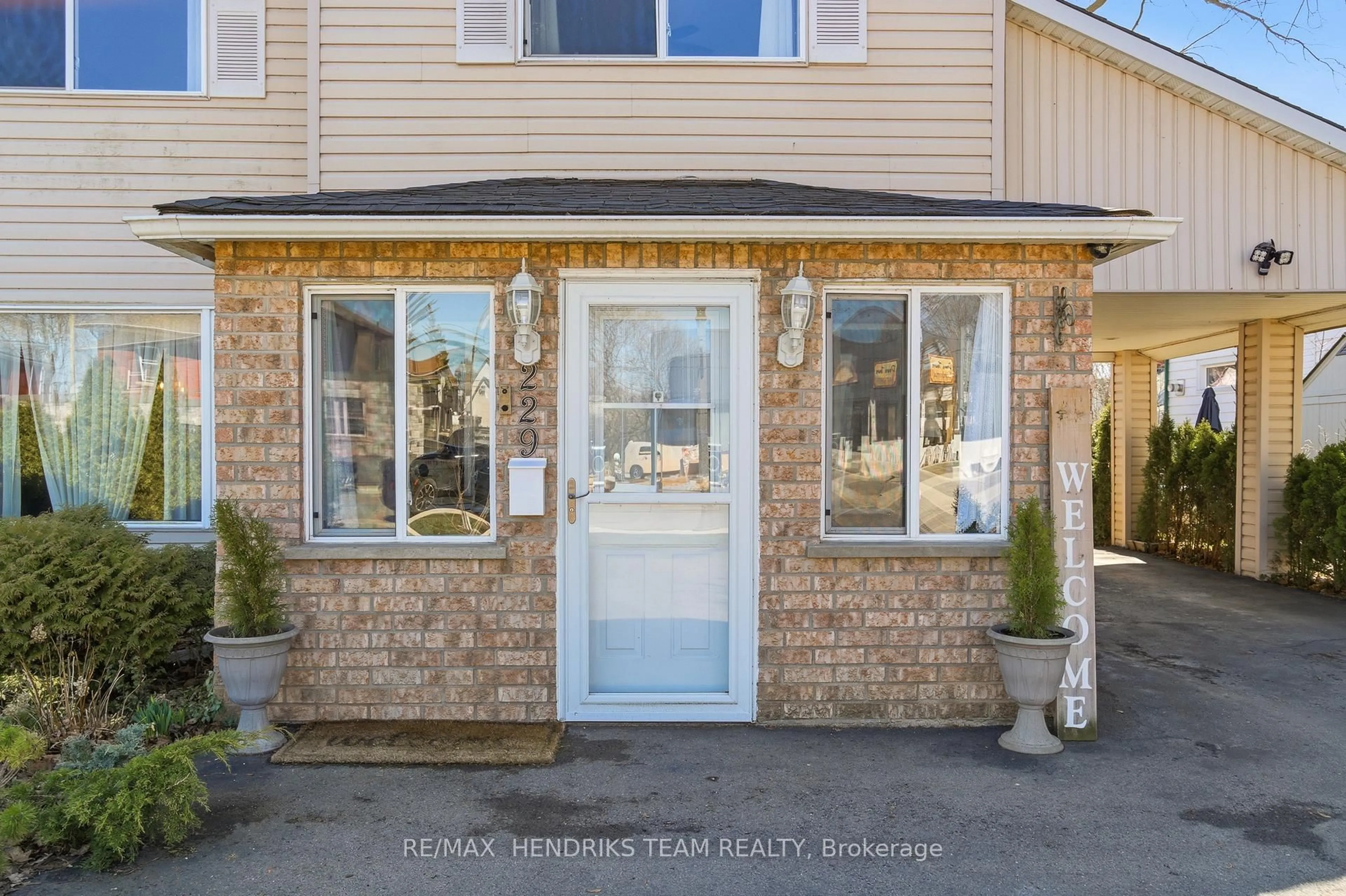 Indoor entryway for 229 Jarvis St, Fort Erie Ontario L2A 2S7