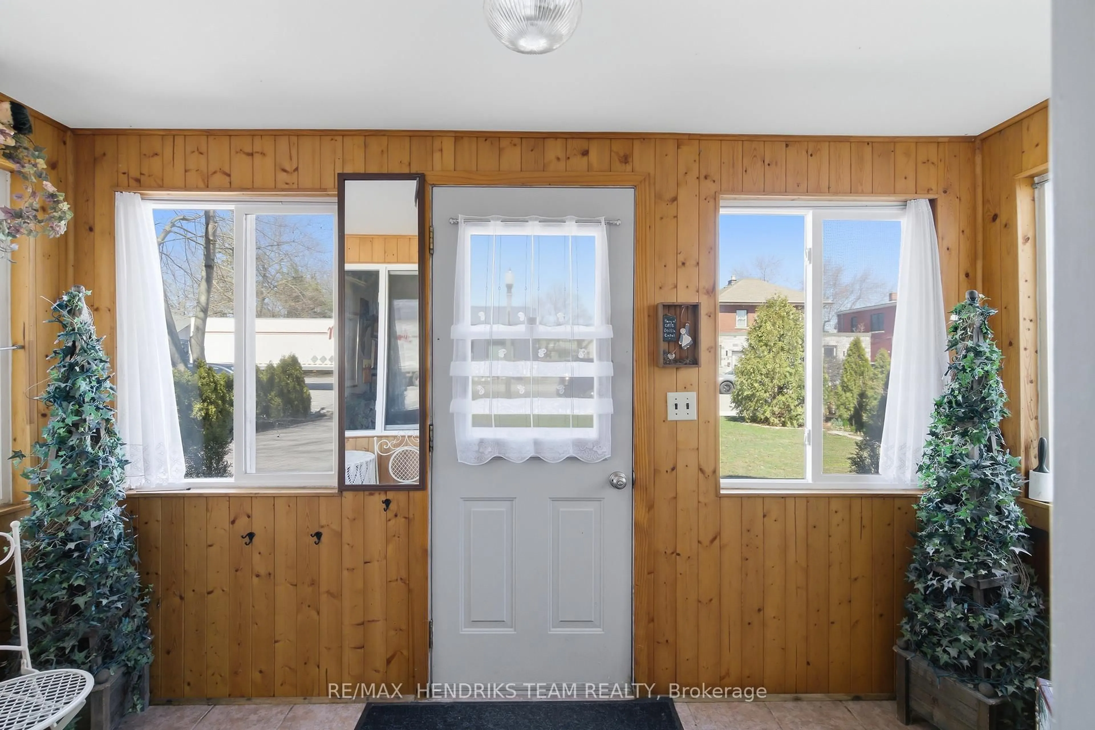 Indoor entryway for 229 Jarvis St, Fort Erie Ontario L2A 2S7
