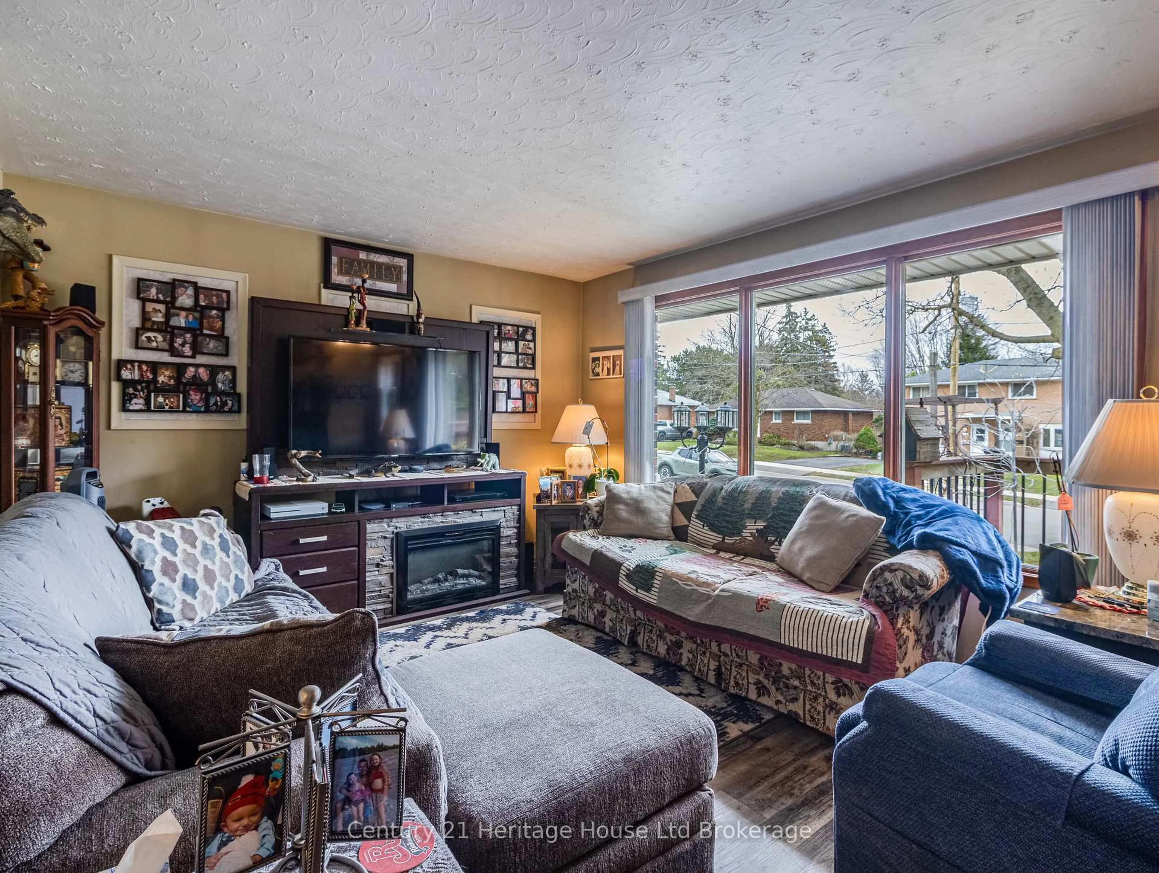 Living room with furniture, unknown for 217 5th Ave, Woodstock Ontario N4S 2G2